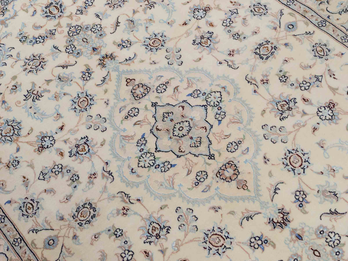 Handgeknüpfter Nain 9La Perserteppich von Khademi aus Wolle mit Seide, signiert, elfenbein-cremeweiß. Persischer Orientteppich mit Medaillon. Von Hand geknüpft in Iran / Persien. Größe: 190 cm x 138 cm. Teppichnummer: SB3-1112 | Jupiter Intl.