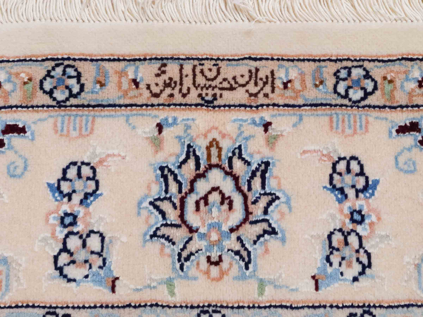 Handgeknüpfter Nain 9La Perserteppich von Khademi aus Wolle mit Seide, signiert, elfenbein-cremeweiß. Persischer Orientteppich mit Medaillon. Von Hand geknüpft in Iran / Persien. Größe: 190 cm x 138 cm. Teppichnummer: SB3-1112 | Jupiter Intl.