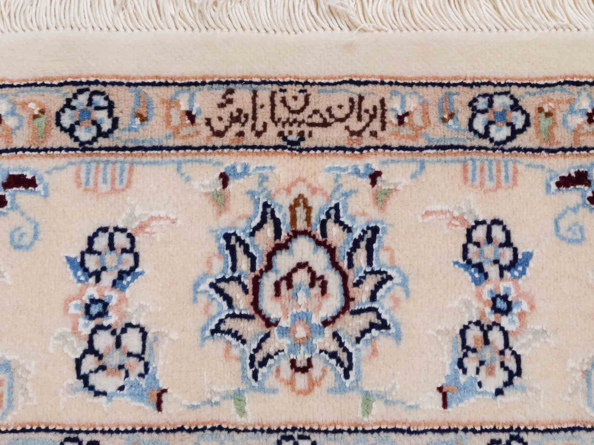 Handgeknüpfter Nain 9La Perserteppich von Khademi aus Wolle mit Seide, signiert, elfenbein-cremeweiß. Persischer Orientteppich mit Medaillon. Von Hand geknüpft in Iran / Persien. Größe: 190 cm x 138 cm. Teppichnummer: SB3-1112 | Jupiter Intl.