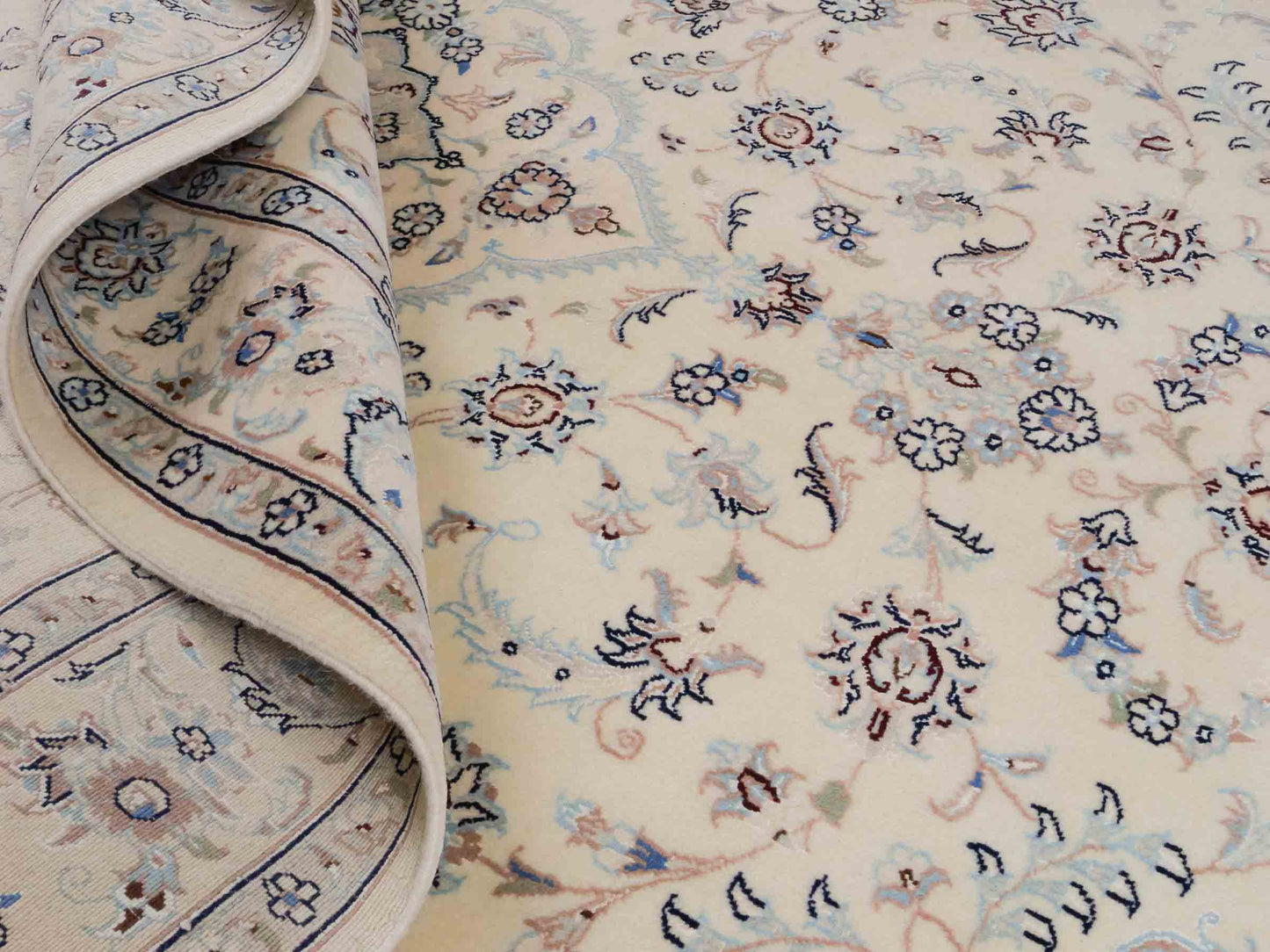 Handgeknüpfter Nain 9La Perserteppich von Khademi aus Wolle mit Seide, signiert, elfenbein-cremeweiß. Persischer Orientteppich mit Medaillon. Von Hand geknüpft in Iran / Persien. Größe: 190 cm x 138 cm. Teppichnummer: SB3-1112 | Jupiter Intl.