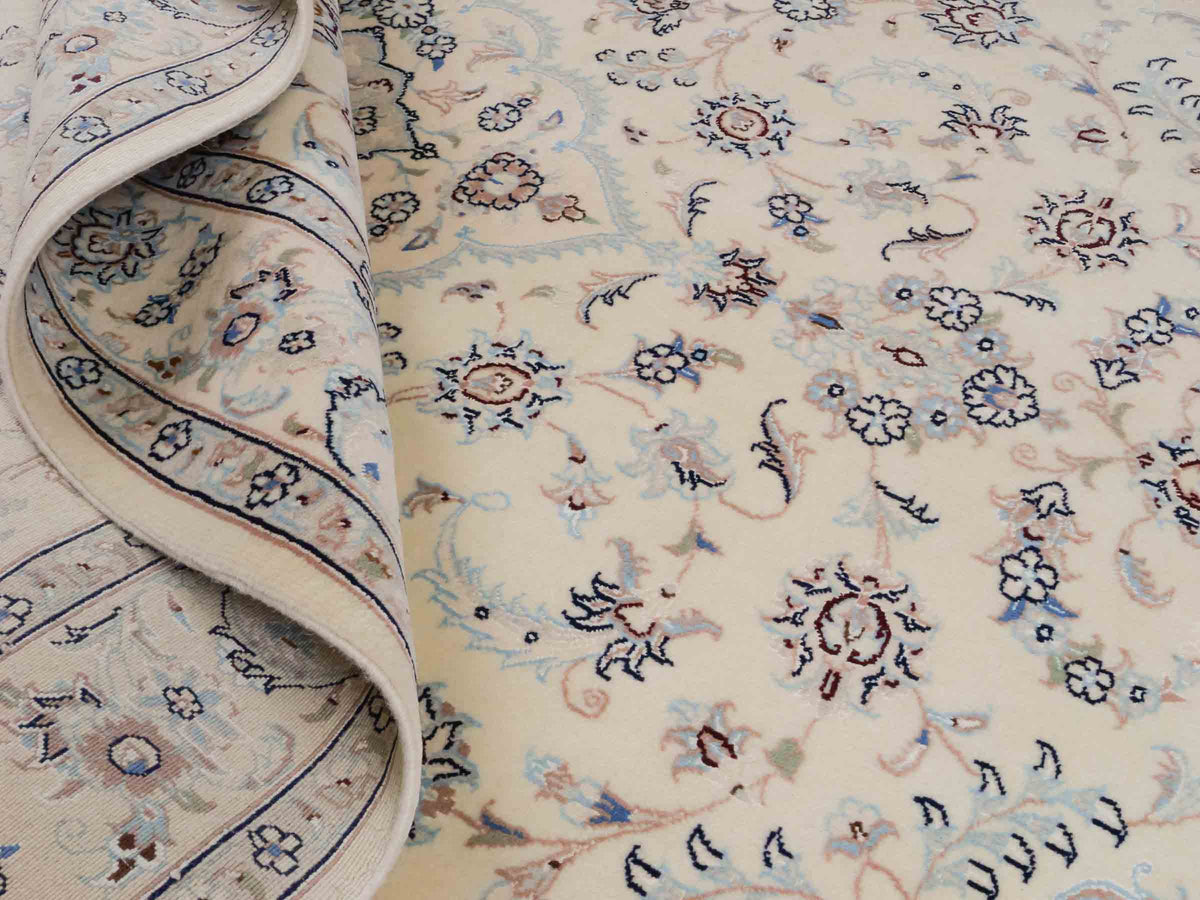 Handgeknüpfter Nain 9La Perserteppich von Khademi aus Wolle mit Seide, signiert, elfenbein-cremeweiß. Persischer Orientteppich mit Medaillon. Von Hand geknüpft in Iran / Persien. Größe: 190 cm x 138 cm. Teppichnummer: SB3-1112 | Jupiter Intl.