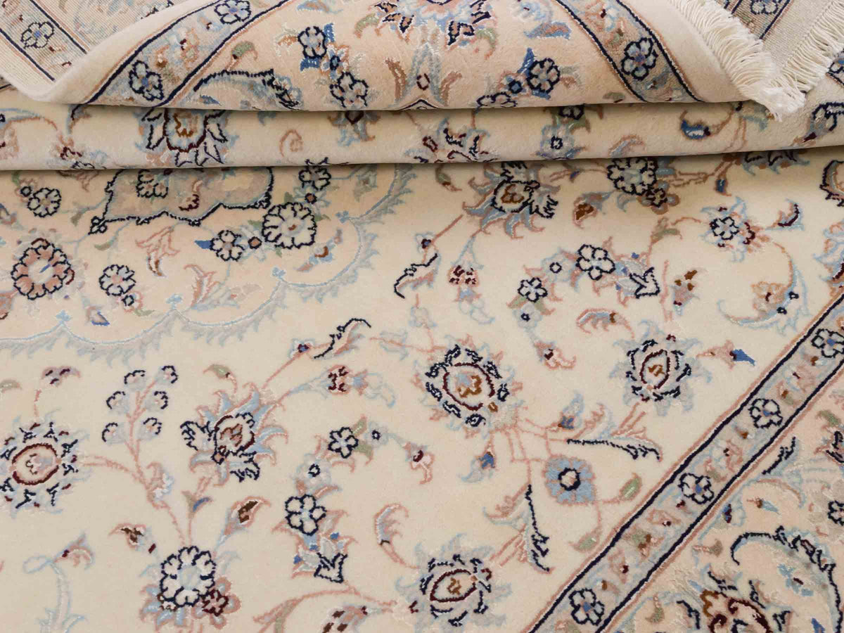 Handgeknüpfter Nain 9La Perserteppich von Khademi aus Wolle mit Seide, signiert, elfenbein-cremeweiß. Persischer Orientteppich mit Medaillon. Von Hand geknüpft in Iran / Persien. Größe: 190 cm x 138 cm. Teppichnummer: SB3-1112 | Jupiter Intl.