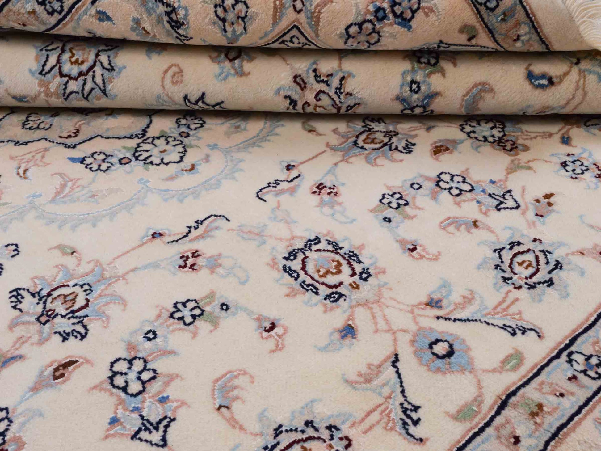 Handgeknüpfter Nain 9La Perserteppich von Khademi aus Wolle mit Seide, signiert, elfenbein-cremeweiß. Persischer Orientteppich mit Medaillon. Von Hand geknüpft in Iran / Persien. Größe: 190 cm x 138 cm. Teppichnummer: SB3-1112 | Jupiter Intl.