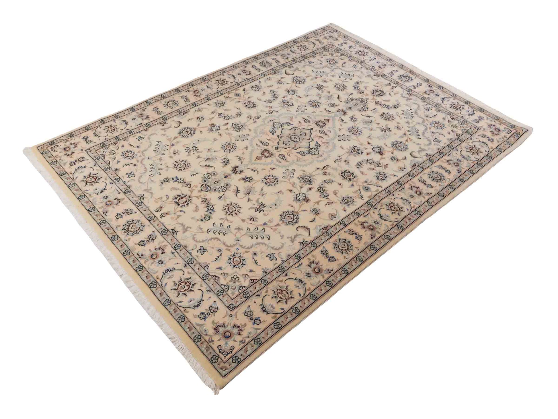 Handgeknüpfter Nain 9La Perserteppich von Khademi aus Wolle mit Seide, signiert, elfenbein-cremeweiß. Persischer Orientteppich mit Medaillon. Von Hand geknüpft in Iran / Persien. Größe: 190 cm x 138 cm. Teppichnummer: SB3-1112 | Jupiter Intl.