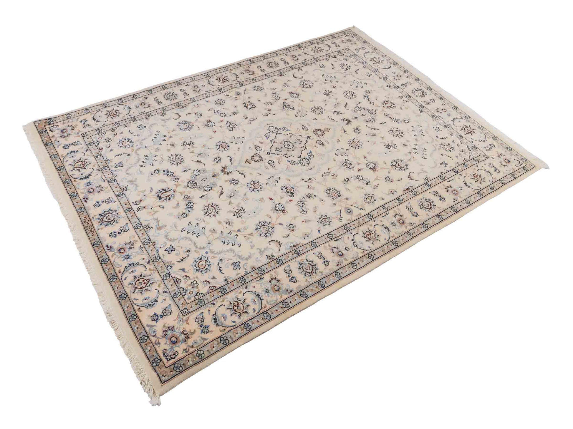 Handgeknüpfter Nain 9La Perserteppich von Khademi aus Wolle mit Seide, signiert, elfenbein-cremeweiß. Persischer Orientteppich mit Medaillon. Von Hand geknüpft in Iran / Persien. Größe: 190 cm x 138 cm. Teppichnummer: SB3-1112 | Jupiter Intl.