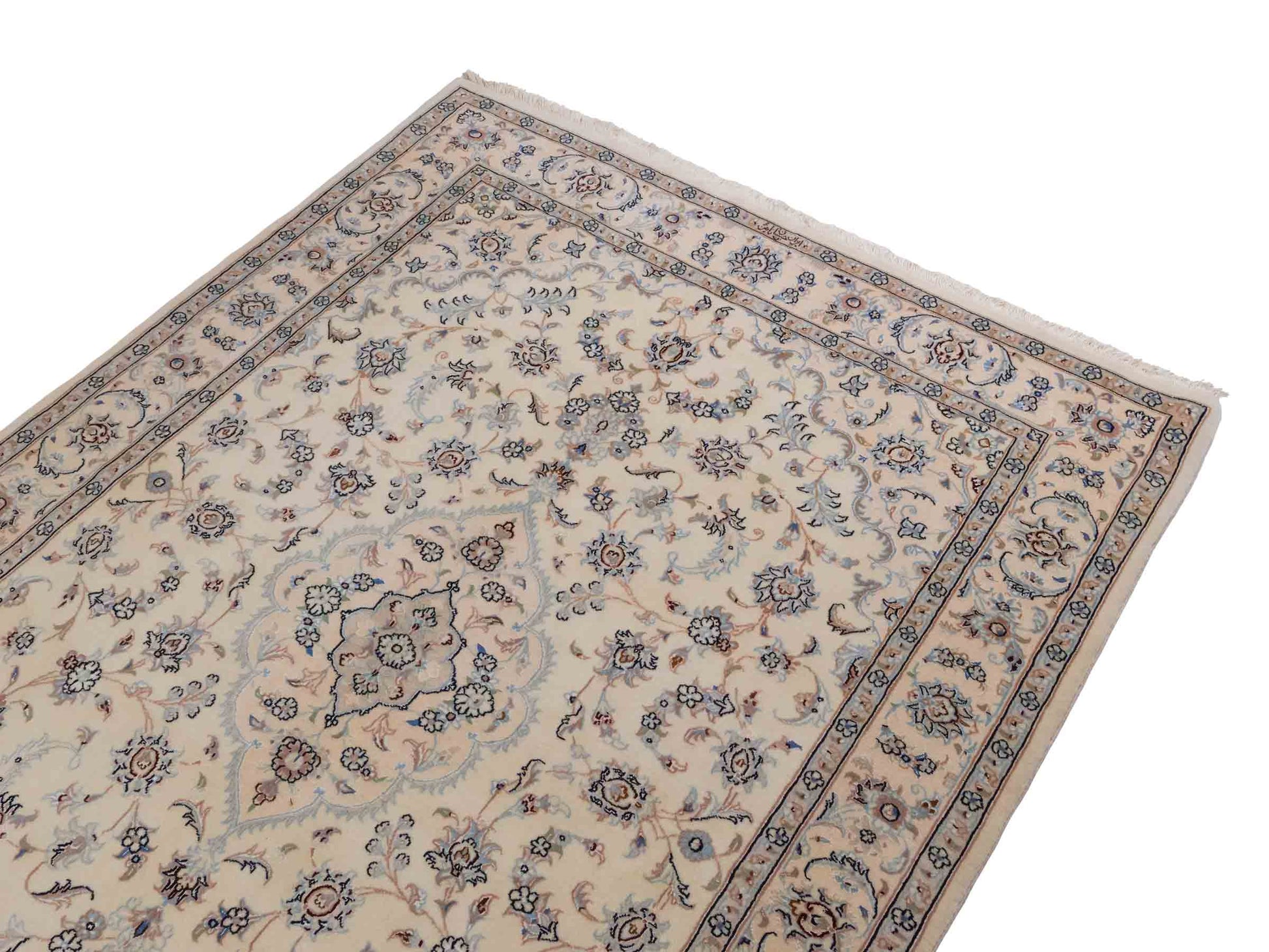 Handgeknüpfter Nain 9La Perserteppich von Khademi aus Wolle mit Seide, signiert, elfenbein-cremeweiß. Persischer Orientteppich mit Medaillon. Von Hand geknüpft in Iran / Persien. Größe: 190 cm x 138 cm. Teppichnummer: SB3-1112 | Jupiter Intl.