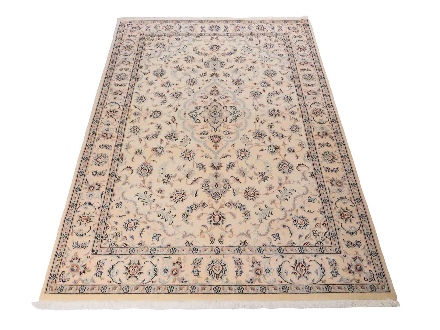 Handgeknüpfter Nain 9La Perserteppich von Khademi aus Wolle mit Seide, signiert, elfenbein-cremeweiß. Persischer Orientteppich mit Medaillon. Von Hand geknüpft in Iran / Persien. Größe: 190 cm x 138 cm. Teppichnummer: SB3-1112 | Jupiter Intl.