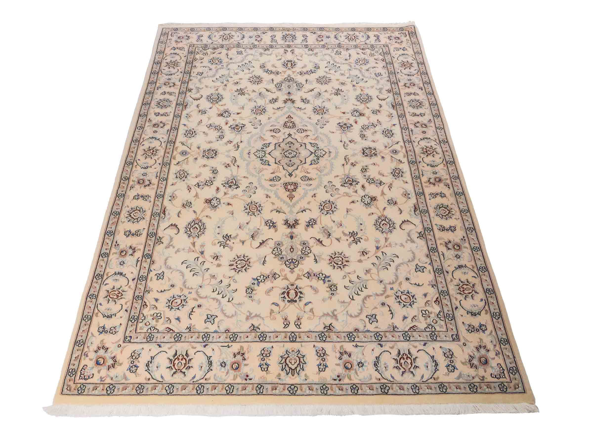 Handgeknüpfter Nain 9La Perserteppich von Khademi aus Wolle mit Seide, signiert, elfenbein-cremeweiß. Persischer Orientteppich mit Medaillon. Von Hand geknüpft in Iran / Persien. Größe: 190 cm x 138 cm. Teppichnummer: SB3-1112 | Jupiter Intl.