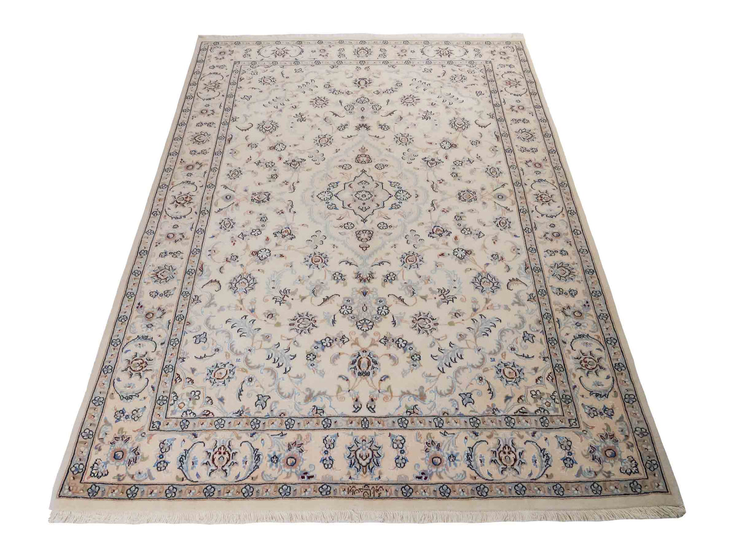 Handgeknüpfter Nain 9La Perserteppich von Khademi aus Wolle mit Seide, signiert, elfenbein-cremeweiß. Persischer Orientteppich mit Medaillon. Von Hand geknüpft in Iran / Persien. Größe: 190 cm x 138 cm. Teppichnummer: SB3-1112 | Jupiter Intl.