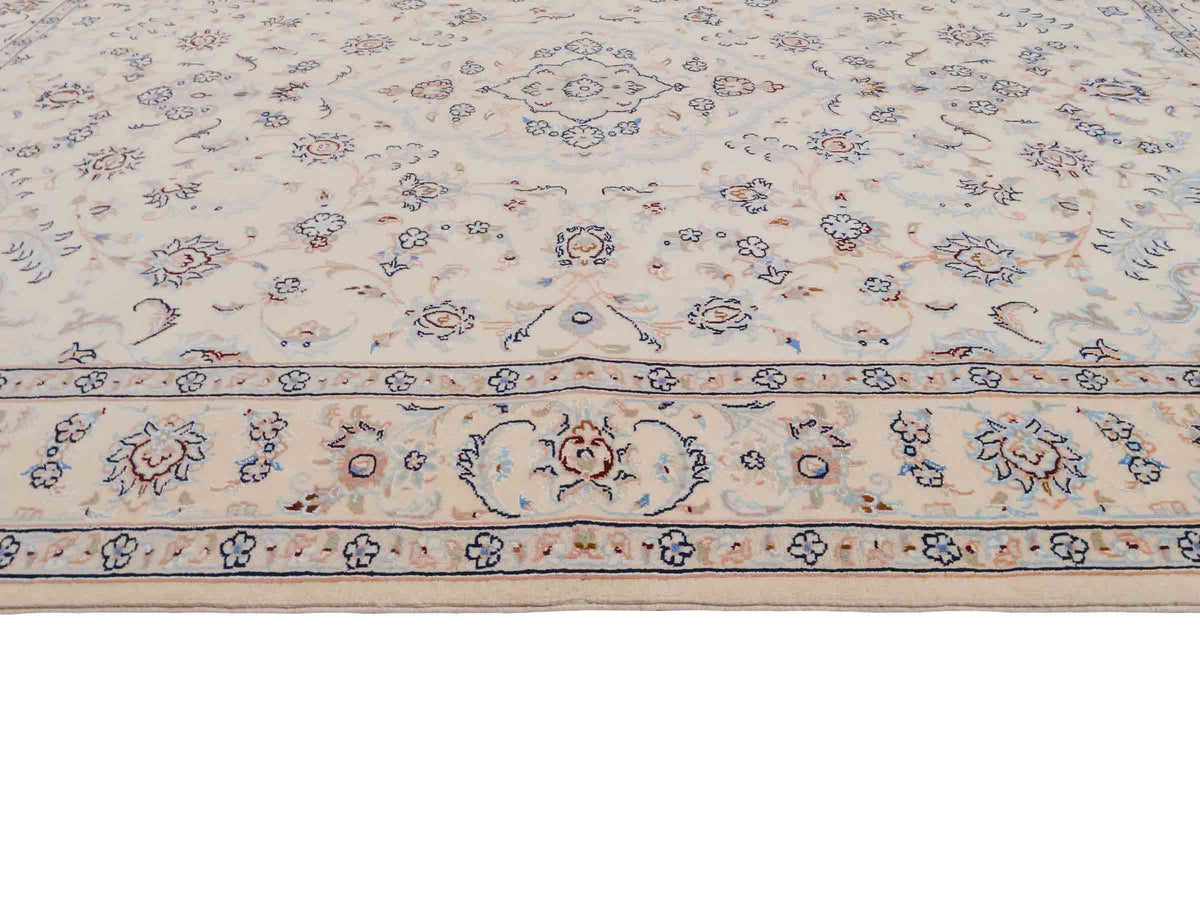 Handgeknüpfter Nain 9La Perserteppich von Khademi aus Wolle mit Seide, signiert, elfenbein-cremeweiß. Persischer Orientteppich mit Medaillon. Von Hand geknüpft in Iran / Persien. Größe: 190 cm x 138 cm. Teppichnummer: SB3-1112 | Jupiter Intl.