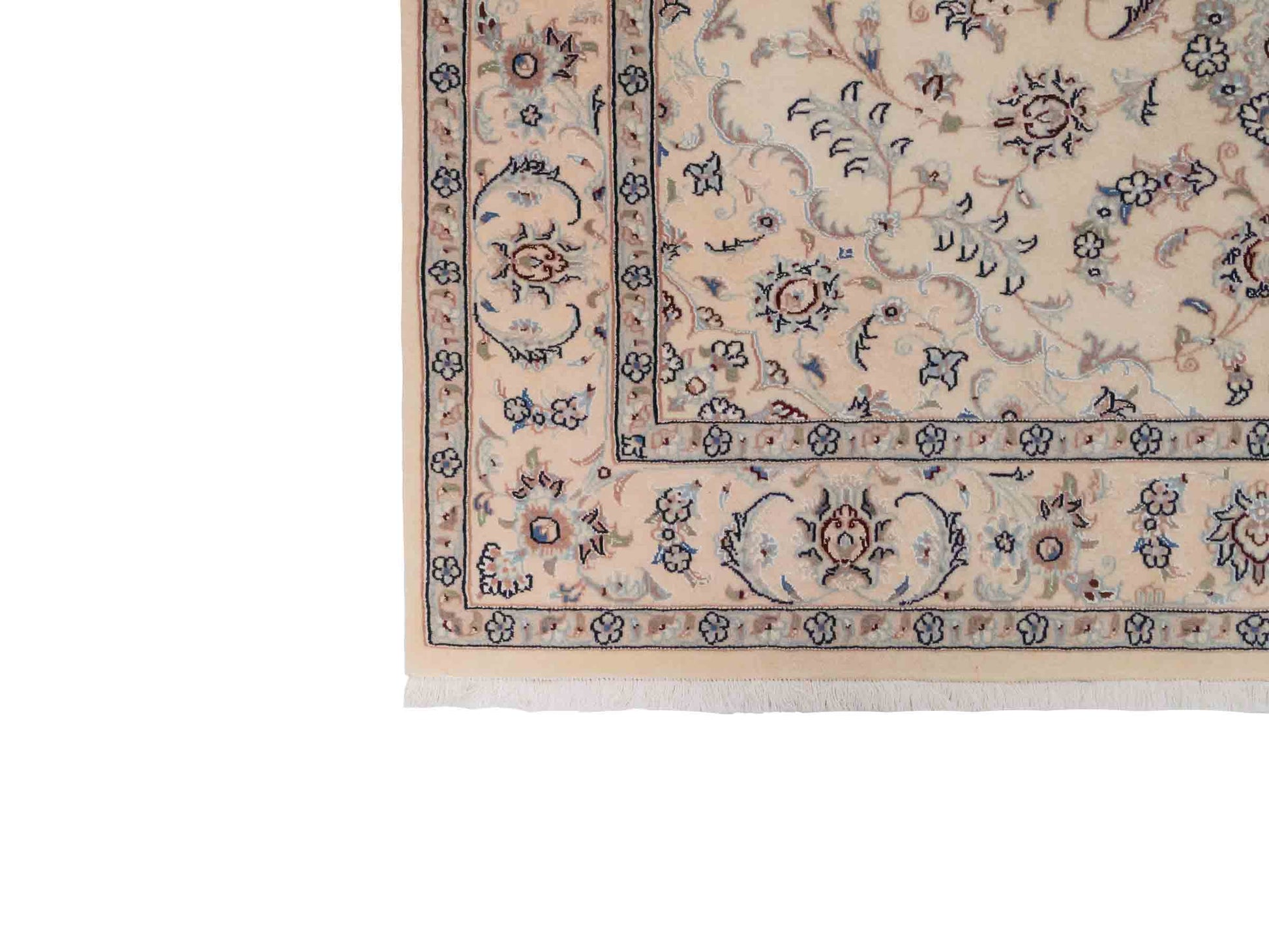 Handgeknüpfter Nain 9La Perserteppich von Khademi aus Wolle mit Seide, signiert, elfenbein-cremeweiß. Persischer Orientteppich mit Medaillon. Von Hand geknüpft in Iran / Persien. Größe: 190 cm x 138 cm. Teppichnummer: SB3-1112 | Jupiter Intl.