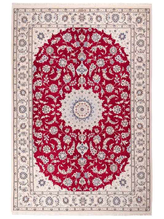 Handgeknüpfter Nain 9La Perserteppich von Khademi aus Wolle mit Seide, signiert, rot-elfenbein-weiß. Persischer Orientteppich mit Medaillon. Von Hand geknüpft in Iran / Persien. Größe: 203 cm x 140 cm. Teppichnummer: SB3-1110 | Jupiter Intl.