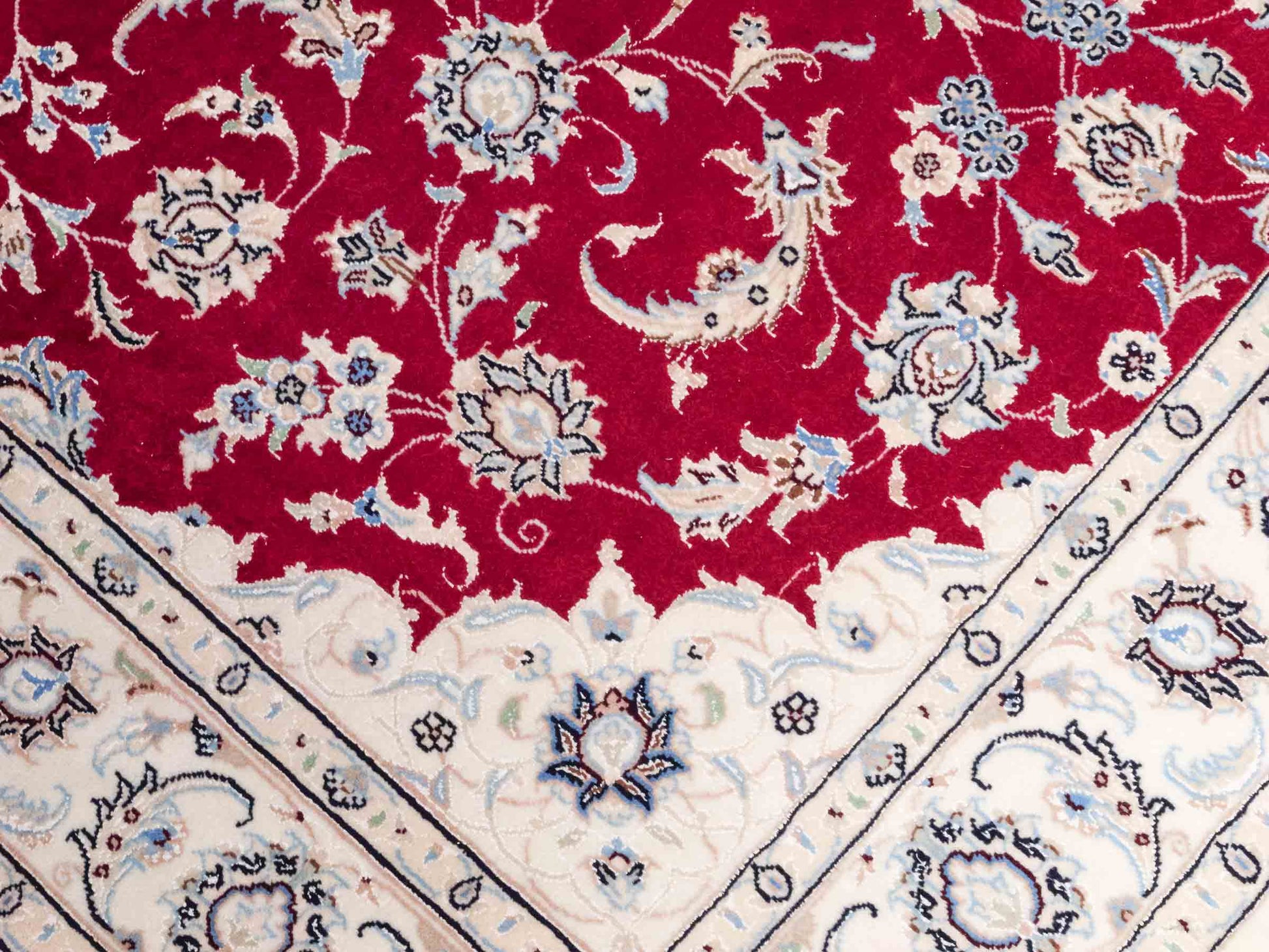 Handgeknüpfter Nain 9La Perserteppich von Khademi aus Wolle mit Seide, signiert, rot-elfenbein-weiß. Persischer Orientteppich mit Medaillon. Von Hand geknüpft in Iran / Persien. Größe: 203 cm x 140 cm. Teppichnummer: SB3-1110 | Jupiter Intl.