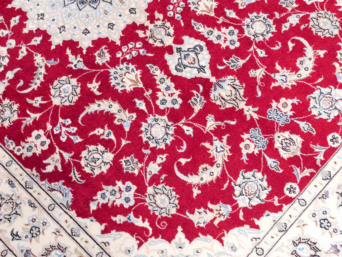Handgeknüpfter Nain 9La Perserteppich von Khademi aus Wolle mit Seide, signiert, rot-elfenbein-weiß. Persischer Orientteppich mit Medaillon. Von Hand geknüpft in Iran / Persien. Größe: 203 cm x 140 cm. Teppichnummer: SB3-1110 | Jupiter Intl.
