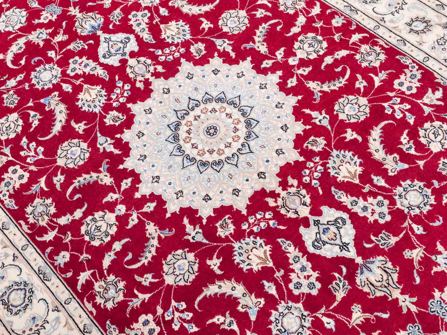 Handgeknüpfter Nain 9La Perserteppich von Khademi aus Wolle mit Seide, signiert, rot-elfenbein-weiß. Persischer Orientteppich mit Medaillon. Von Hand geknüpft in Iran / Persien. Größe: 203 cm x 140 cm. Teppichnummer: SB3-1110 | Jupiter Intl.