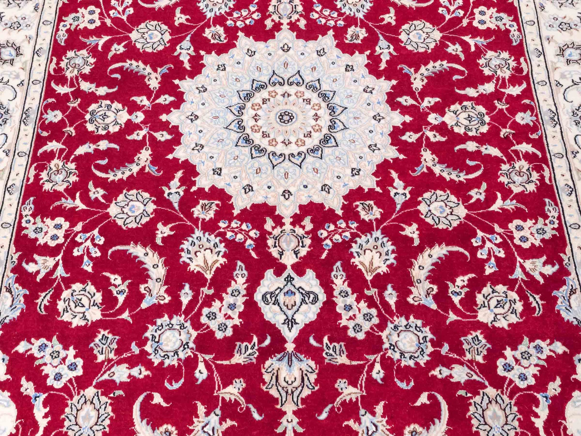 Handgeknüpfter Nain 9La Perserteppich von Khademi aus Wolle mit Seide, signiert, rot-elfenbein-weiß. Persischer Orientteppich mit Medaillon. Von Hand geknüpft in Iran / Persien. Größe: 203 cm x 140 cm. Teppichnummer: SB3-1110 | Jupiter Intl.