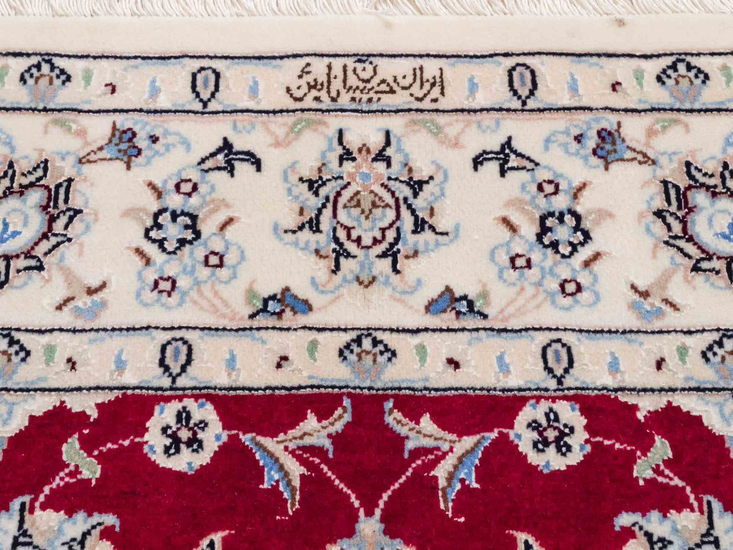 Handgeknüpfter Nain 9La Perserteppich von Khademi aus Wolle mit Seide, signiert, rot-elfenbein-weiß. Persischer Orientteppich mit Medaillon. Von Hand geknüpft in Iran / Persien. Größe: 203 cm x 140 cm. Teppichnummer: SB3-1110 | Jupiter Intl.