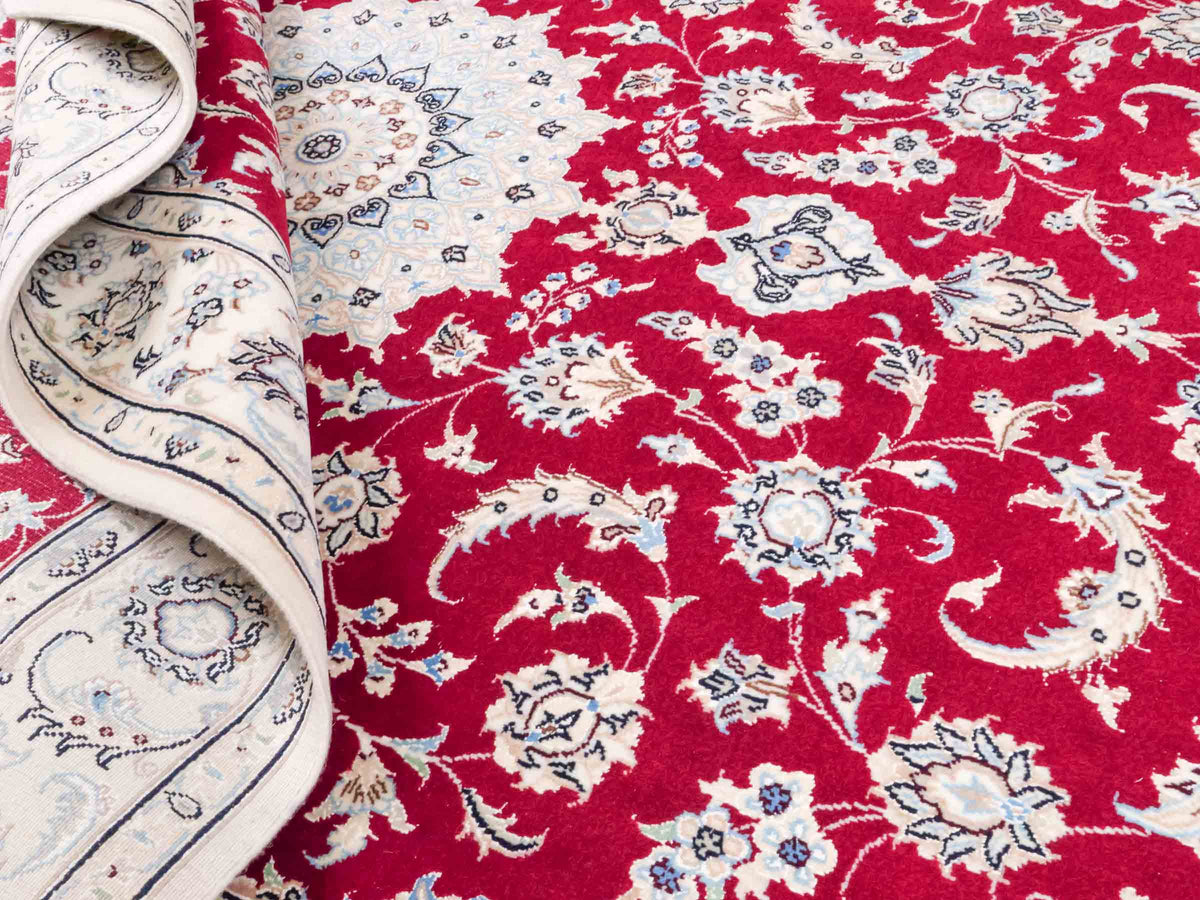 Handgeknüpfter Nain 9La Perserteppich von Khademi aus Wolle mit Seide, signiert, rot-elfenbein-weiß. Persischer Orientteppich mit Medaillon. Von Hand geknüpft in Iran / Persien. Größe: 203 cm x 140 cm. Teppichnummer: SB3-1110 | Jupiter Intl.