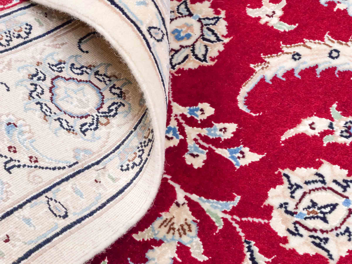Handgeknüpfter Nain 9La Perserteppich von Khademi aus Wolle mit Seide, signiert, rot-elfenbein-weiß. Persischer Orientteppich mit Medaillon. Von Hand geknüpft in Iran / Persien. Größe: 203 cm x 140 cm. Teppichnummer: SB3-1110 | Jupiter Intl.