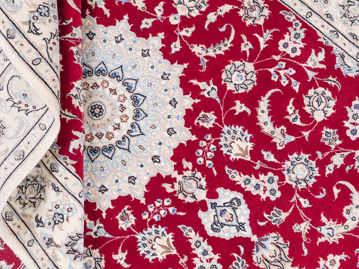 Handgeknüpfter Nain 9La Perserteppich von Khademi aus Wolle mit Seide, signiert, rot-elfenbein-weiß. Persischer Orientteppich mit Medaillon. Von Hand geknüpft in Iran / Persien. Größe: 203 cm x 140 cm. Teppichnummer: SB3-1110 | Jupiter Intl.