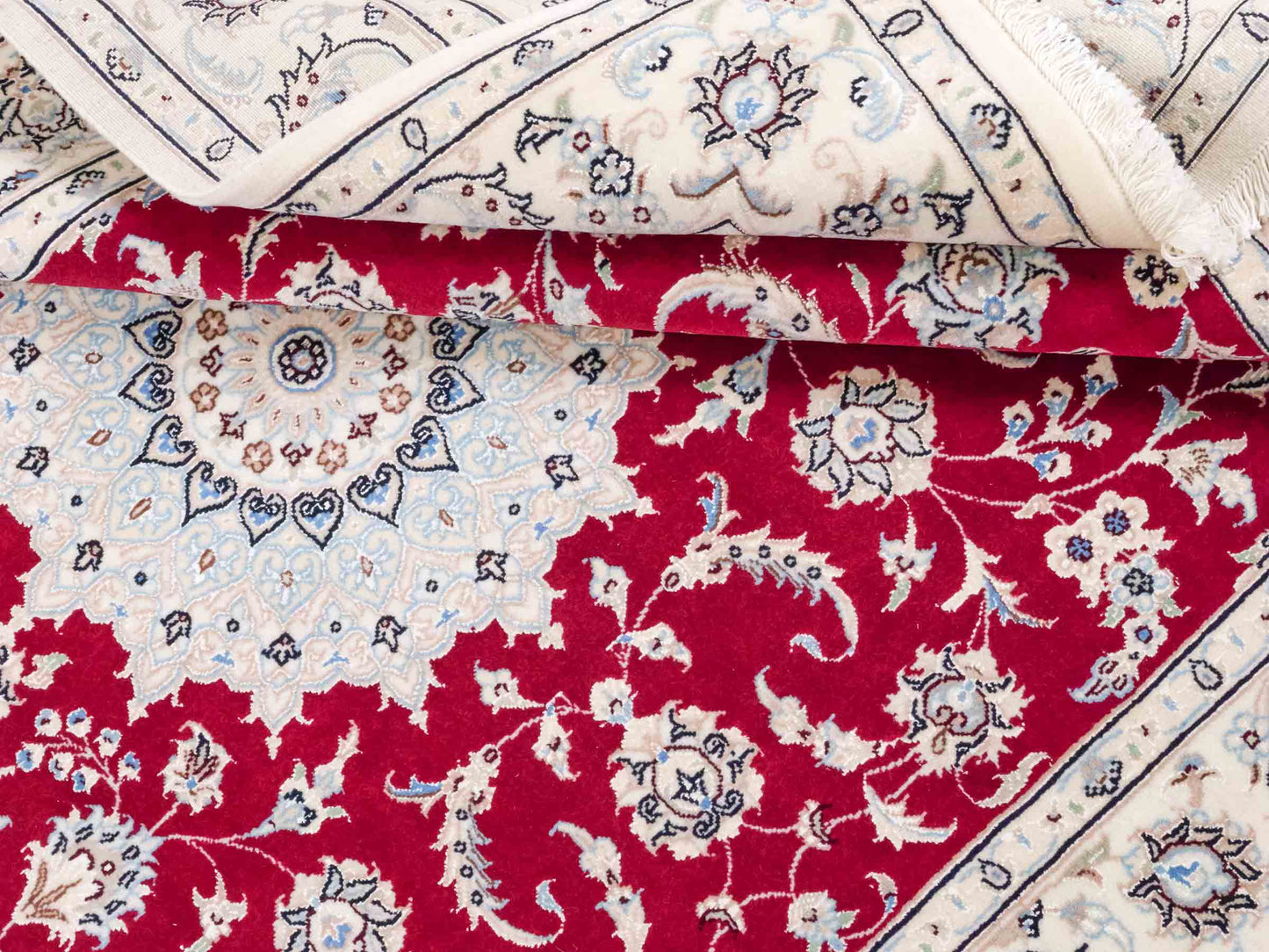 Handgeknüpfter Nain 9La Perserteppich von Khademi aus Wolle mit Seide, signiert, rot-elfenbein-weiß. Persischer Orientteppich mit Medaillon. Von Hand geknüpft in Iran / Persien. Größe: 203 cm x 140 cm. Teppichnummer: SB3-1110 | Jupiter Intl.
