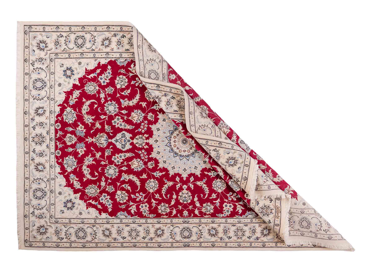 Handgeknüpfter Nain 9La Perserteppich von Khademi aus Wolle mit Seide, signiert, rot-elfenbein-weiß. Persischer Orientteppich mit Medaillon. Von Hand geknüpft in Iran / Persien. Größe: 203 cm x 140 cm. Teppichnummer: SB3-1110 | Jupiter Intl.