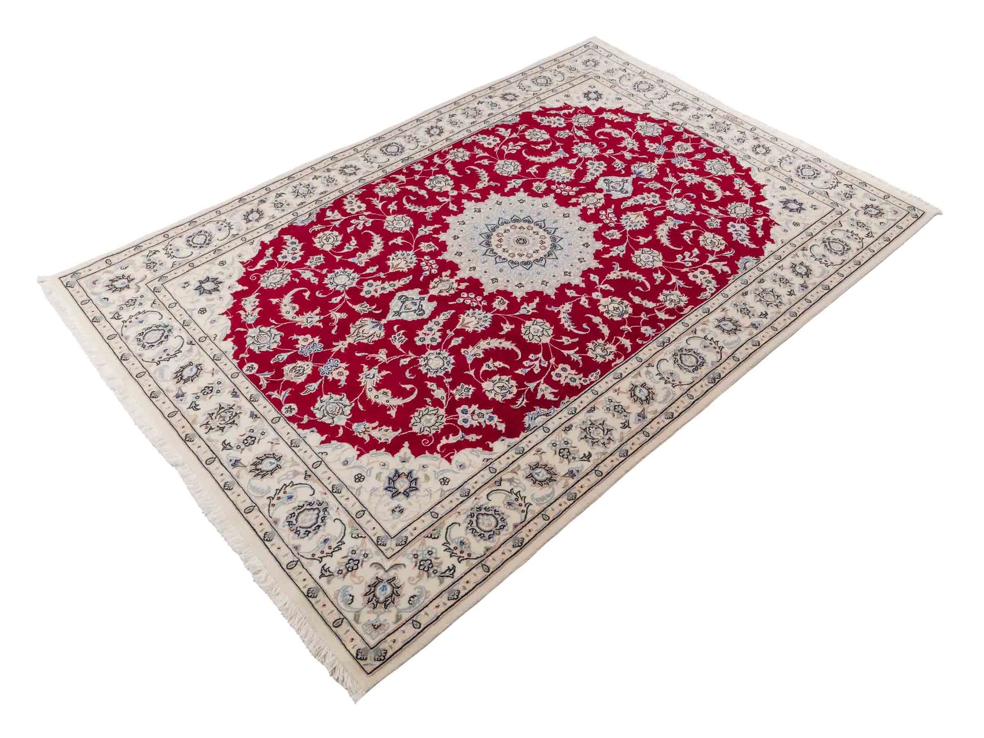 Handgeknüpfter Nain 9La Perserteppich von Khademi aus Wolle mit Seide, signiert, rot-elfenbein-weiß. Persischer Orientteppich mit Medaillon. Von Hand geknüpft in Iran / Persien. Größe: 203 cm x 140 cm. Teppichnummer: SB3-1110 | Jupiter Intl.