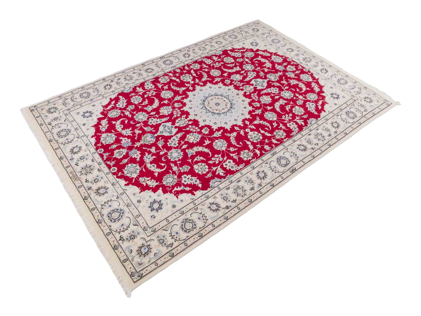 Handgeknüpfter Nain 9La Perserteppich von Khademi aus Wolle mit Seide, signiert, rot-elfenbein-weiß. Persischer Orientteppich mit Medaillon. Von Hand geknüpft in Iran / Persien. Größe: 203 cm x 140 cm. Teppichnummer: SB3-1110 | Jupiter Intl.