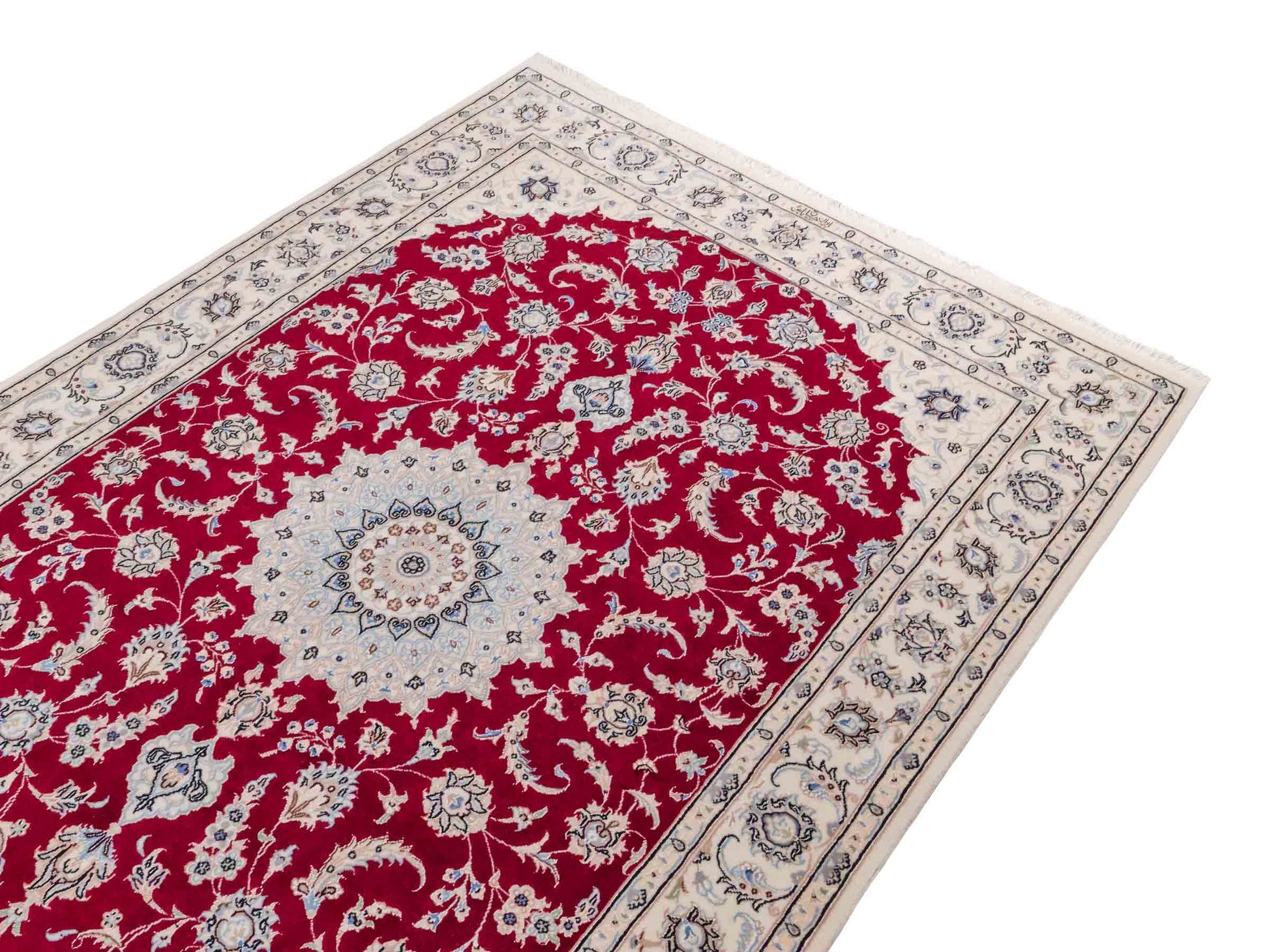 Handgeknüpfter Nain 9La Perserteppich von Khademi aus Wolle mit Seide, signiert, rot-elfenbein-weiß. Persischer Orientteppich mit Medaillon. Von Hand geknüpft in Iran / Persien. Größe: 203 cm x 140 cm. Teppichnummer: SB3-1110 | Jupiter Intl.