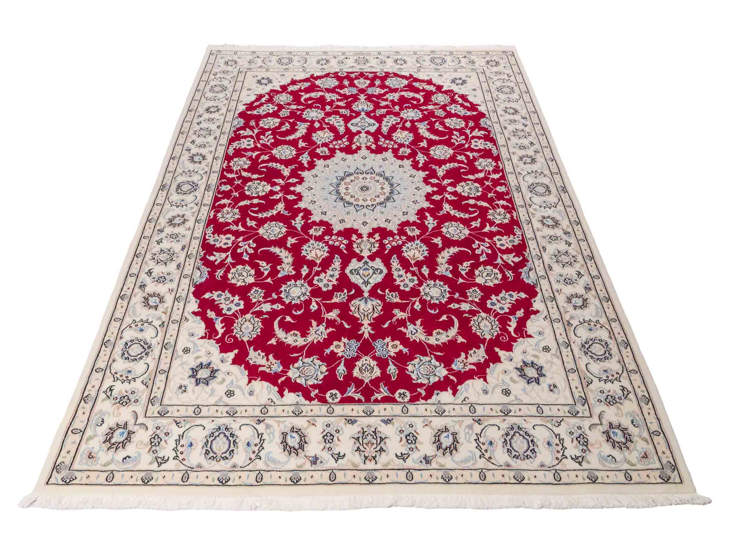 Handgeknüpfter Nain 9La Perserteppich von Khademi aus Wolle mit Seide, signiert, rot-elfenbein-weiß. Persischer Orientteppich mit Medaillon. Von Hand geknüpft in Iran / Persien. Größe: 203 cm x 140 cm. Teppichnummer: SB3-1110 | Jupiter Intl.