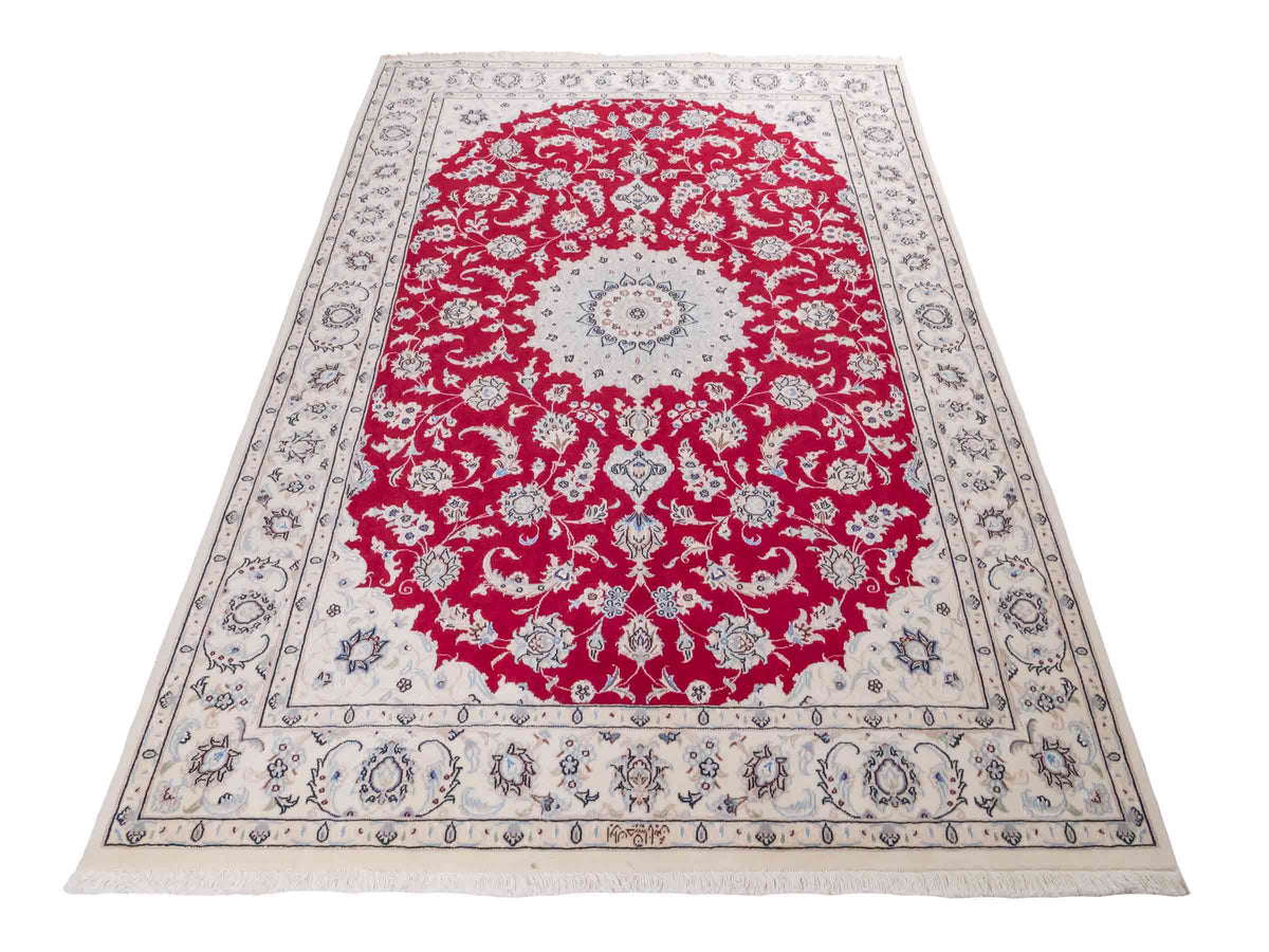 Handgeknüpfter Nain 9La Perserteppich von Khademi aus Wolle mit Seide, signiert, rot-elfenbein-weiß. Persischer Orientteppich mit Medaillon. Von Hand geknüpft in Iran / Persien. Größe: 203 cm x 140 cm. Teppichnummer: SB3-1110 | Jupiter Intl.