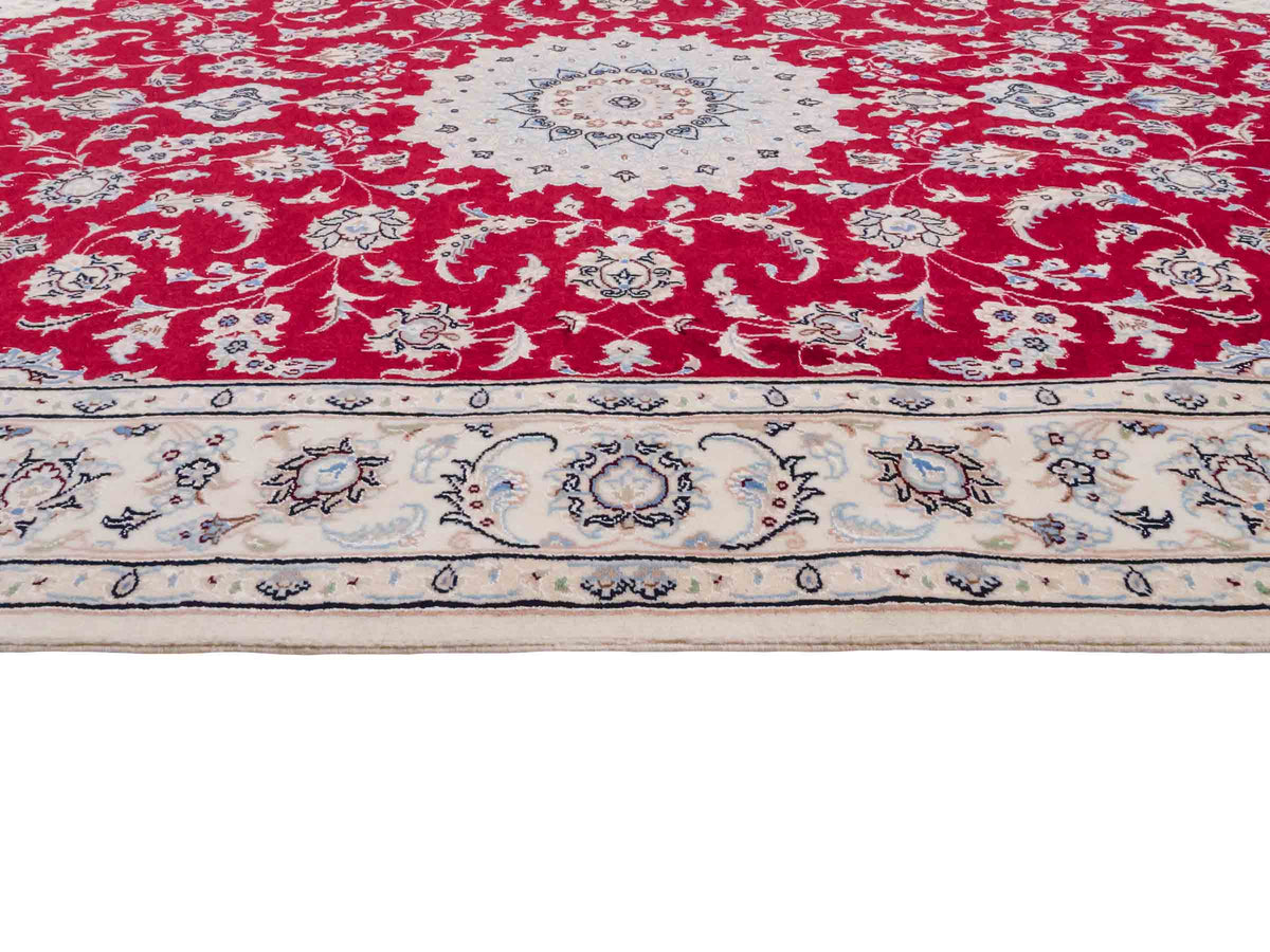 Handgeknüpfter Nain 9La Perserteppich von Khademi aus Wolle mit Seide, signiert, rot-elfenbein-weiß. Persischer Orientteppich mit Medaillon. Von Hand geknüpft in Iran / Persien. Größe: 203 cm x 140 cm. Teppichnummer: SB3-1110 | Jupiter Intl.