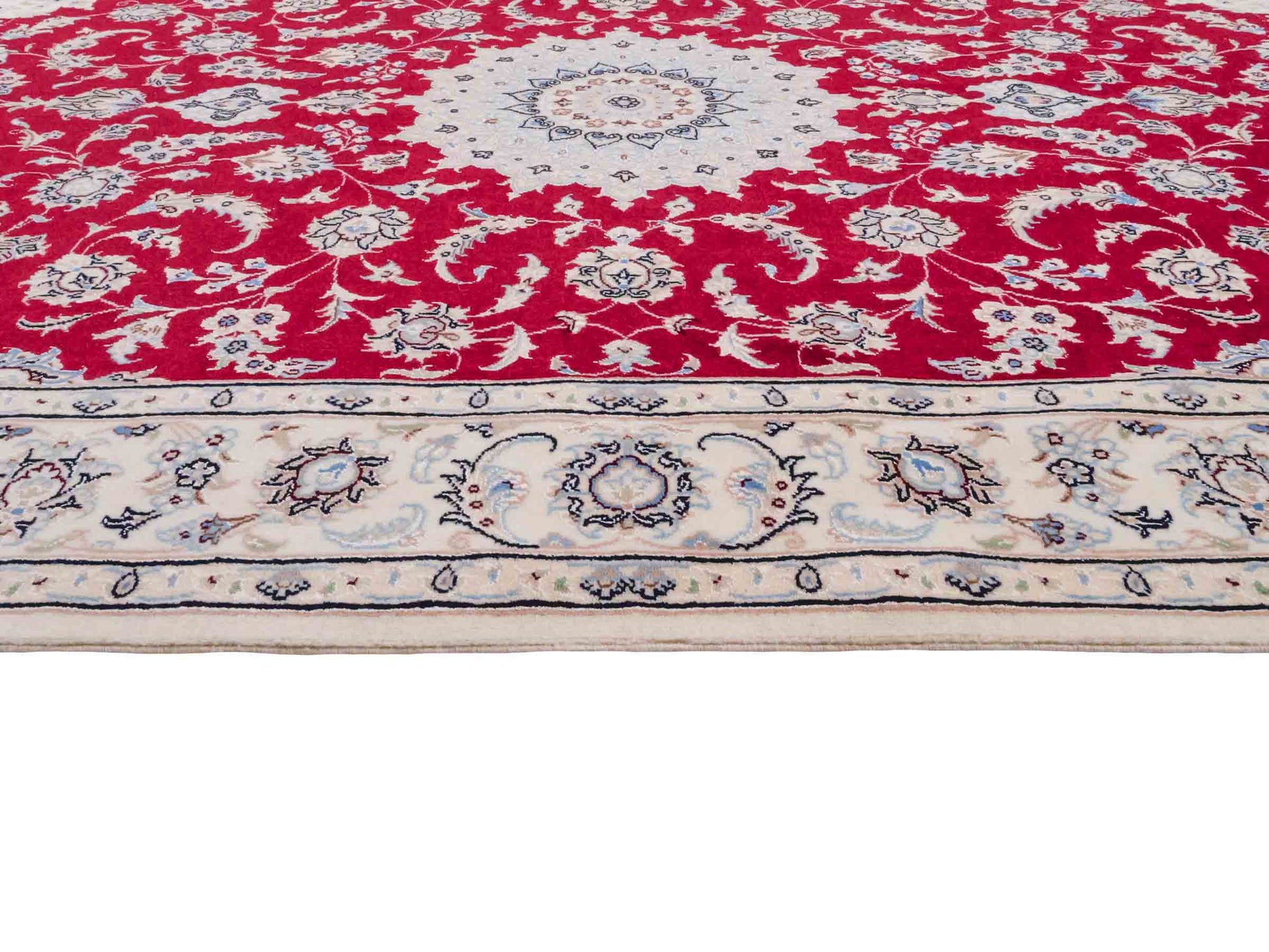 Handgeknüpfter Nain 9La Perserteppich von Khademi aus Wolle mit Seide, signiert, rot-elfenbein-weiß. Persischer Orientteppich mit Medaillon. Von Hand geknüpft in Iran / Persien. Größe: 203 cm x 140 cm. Teppichnummer: SB3-1110 | Jupiter Intl.