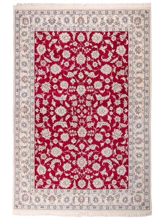Handgeknüpfter Nain 9La Perserteppich von Khademi aus Wolle mit Seide, signiert, rot-elfenbein-weiß. Persischer Orientteppich mit Allover-Motiv. Von Hand geknüpft in Iran / Persien. Größe: 205 x 136 cm. Teppichnummer: SB3-1087 | Jupiter Intl.