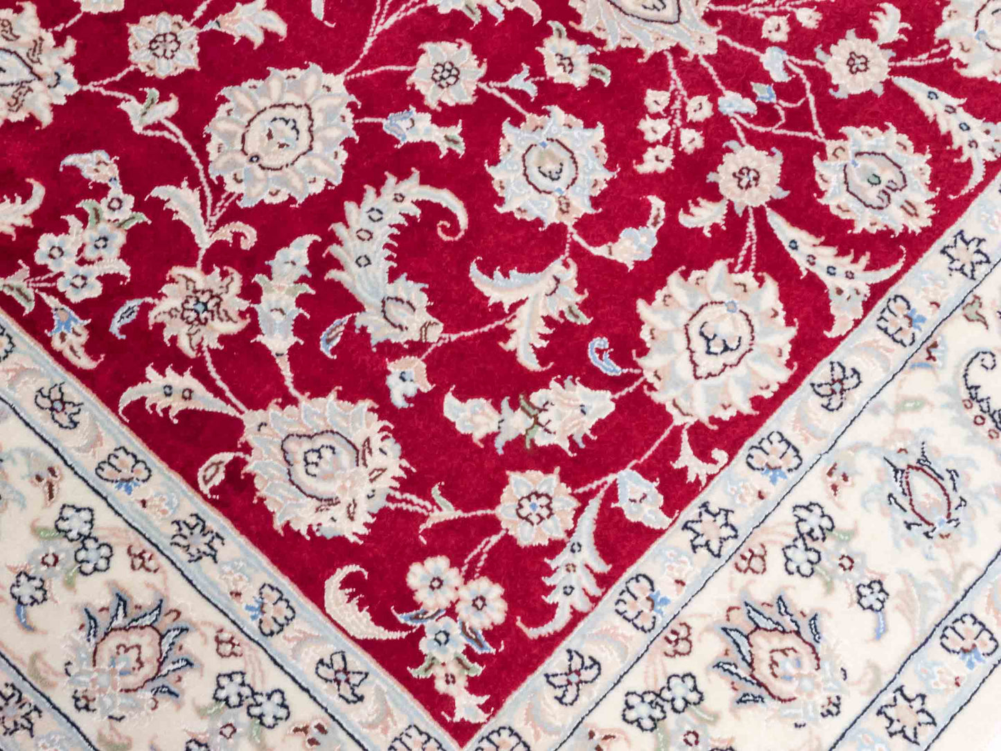 Handgeknüpfter Nain 9La Perserteppich von Khademi aus Wolle mit Seide, signiert, rot-elfenbein-weiß. Persischer Orientteppich mit Allover-Motiv. Von Hand geknüpft in Iran / Persien. Größe: 205 x 136 cm. Teppichnummer: SB3-1087 | Jupiter Intl.