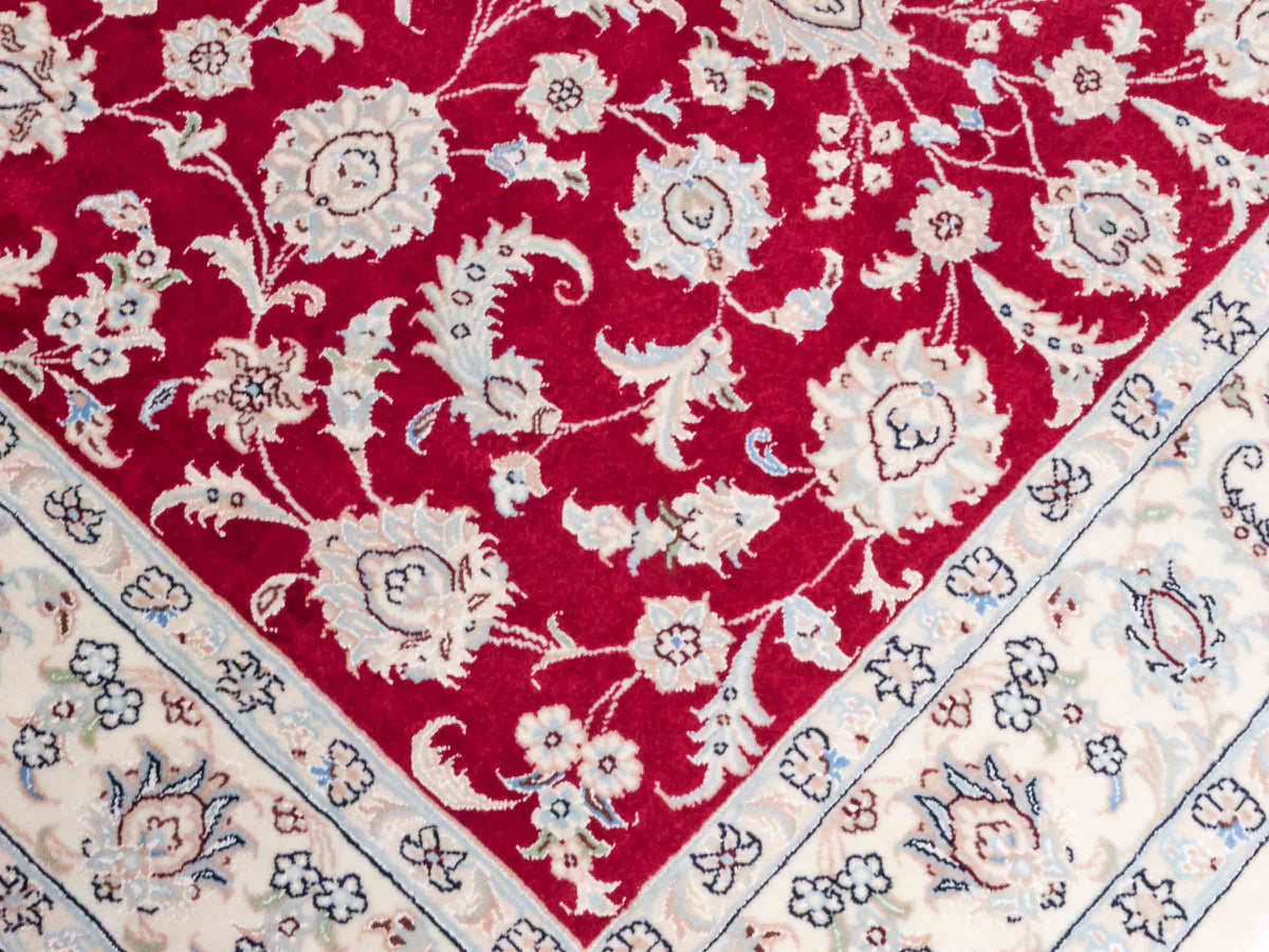 Handgeknüpfter Nain 9La Perserteppich von Khademi aus Wolle mit Seide, signiert, rot-elfenbein-weiß. Persischer Orientteppich mit Allover-Motiv. Von Hand geknüpft in Iran / Persien. Größe: 205 x 136 cm. Teppichnummer: SB3-1087 | Jupiter Intl.