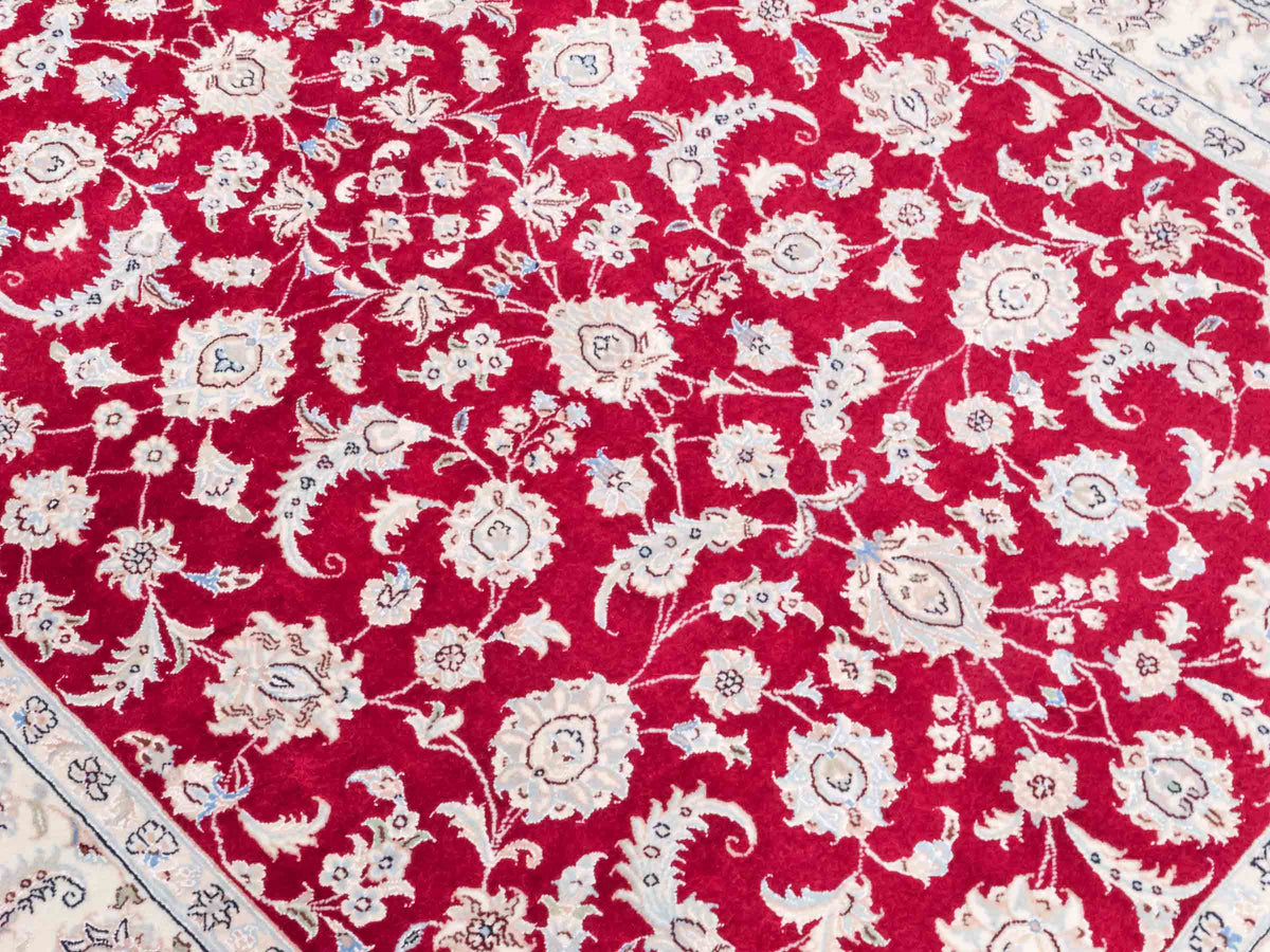 Handgeknüpfter Nain 9La Perserteppich von Khademi aus Wolle mit Seide, signiert, rot-elfenbein-weiß. Persischer Orientteppich mit Allover-Motiv. Von Hand geknüpft in Iran / Persien. Größe: 205 x 136 cm. Teppichnummer: SB3-1087 | Jupiter Intl.