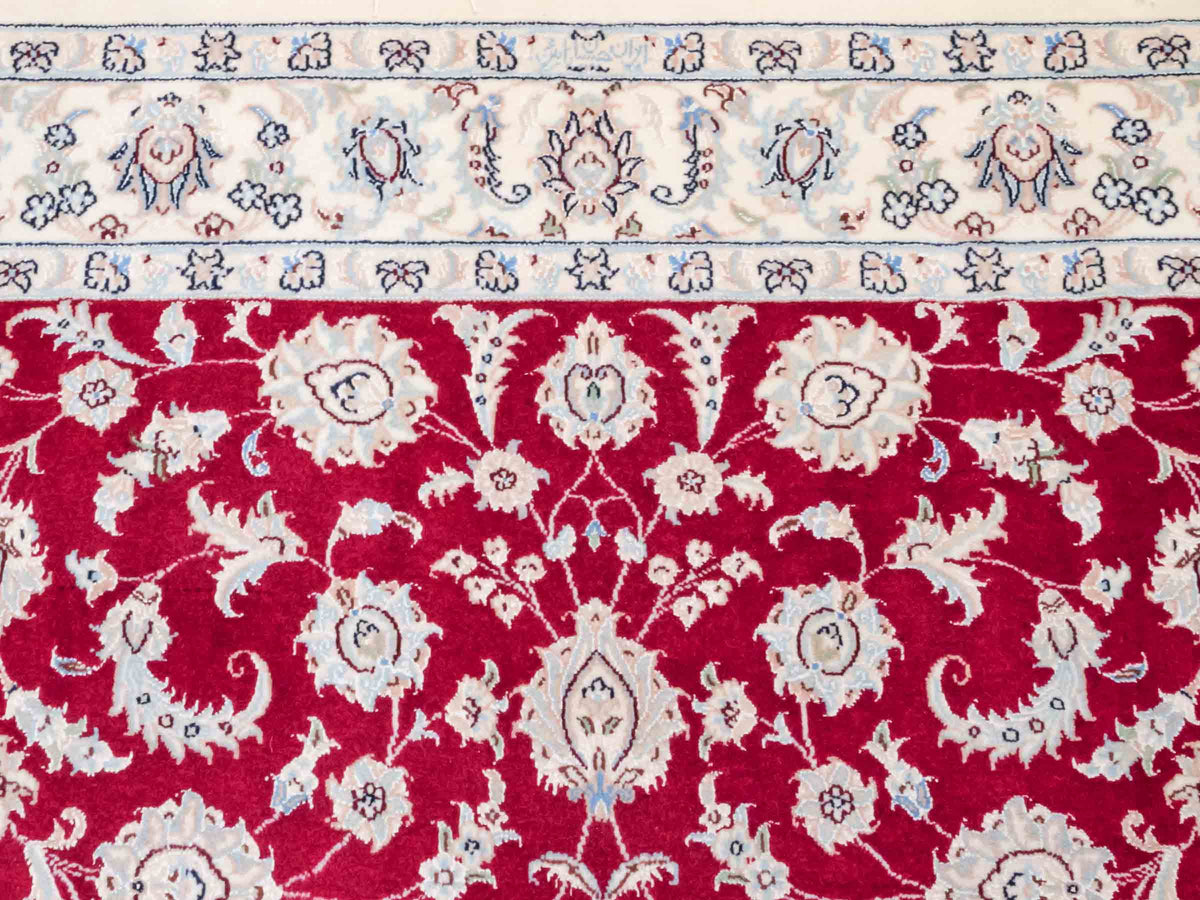 Handgeknüpfter Nain 9La Perserteppich von Khademi aus Wolle mit Seide, signiert, rot-elfenbein-weiß. Persischer Orientteppich mit Allover-Motiv. Von Hand geknüpft in Iran / Persien. Größe: 205 x 136 cm. Teppichnummer: SB3-1087 | Jupiter Intl.