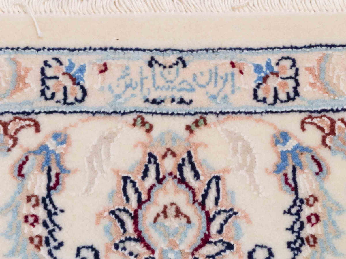 Handgeknüpfter Nain 9La Perserteppich von Khademi aus Wolle mit Seide, signiert, rot-elfenbein-weiß. Persischer Orientteppich mit Allover-Motiv. Von Hand geknüpft in Iran / Persien. Größe: 205 x 136 cm. Teppichnummer: SB3-1087 | Jupiter Intl.