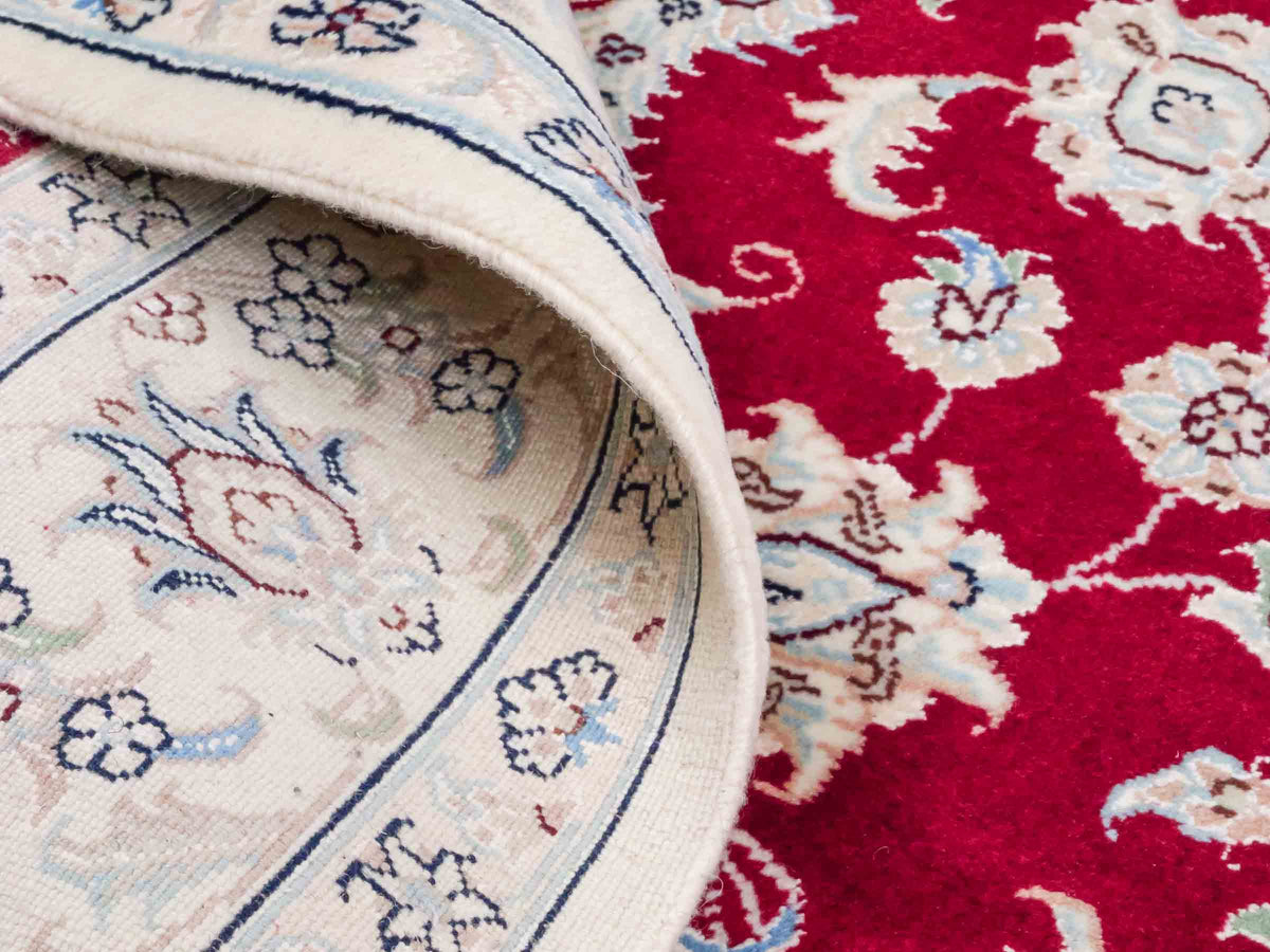 Handgeknüpfter Nain 9La Perserteppich von Khademi aus Wolle mit Seide, signiert, rot-elfenbein-weiß. Persischer Orientteppich mit Allover-Motiv. Von Hand geknüpft in Iran / Persien. Größe: 205 x 136 cm. Teppichnummer: SB3-1087 | Jupiter Intl.