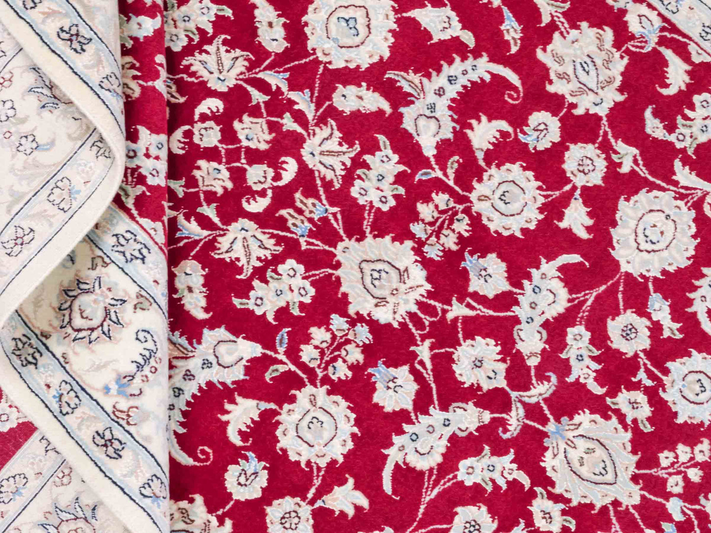 Handgeknüpfter Nain 9La Perserteppich von Khademi aus Wolle mit Seide, signiert, rot-elfenbein-weiß. Persischer Orientteppich mit Allover-Motiv. Von Hand geknüpft in Iran / Persien. Größe: 205 x 136 cm. Teppichnummer: SB3-1087 | Jupiter Intl.