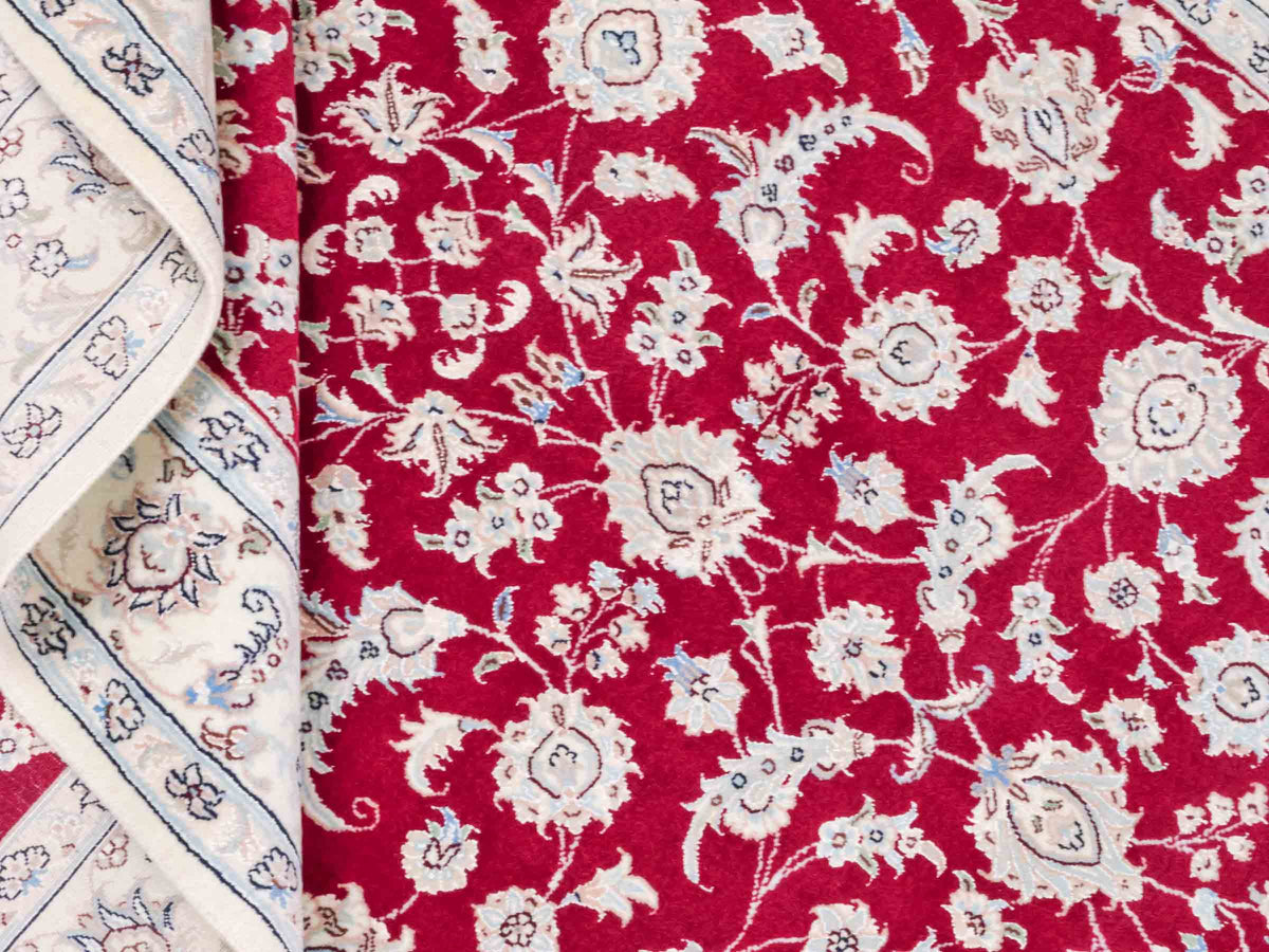 Handgeknüpfter Nain 9La Perserteppich von Khademi aus Wolle mit Seide, signiert, rot-elfenbein-weiß. Persischer Orientteppich mit Allover-Motiv. Von Hand geknüpft in Iran / Persien. Größe: 205 x 136 cm. Teppichnummer: SB3-1087 | Jupiter Intl.