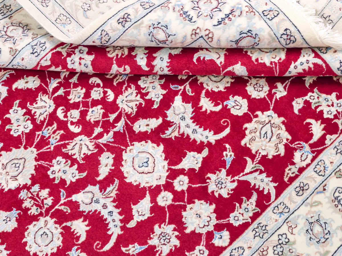 Handgeknüpfter Nain 9La Perserteppich von Khademi aus Wolle mit Seide, signiert, rot-elfenbein-weiß. Persischer Orientteppich mit Allover-Motiv. Von Hand geknüpft in Iran / Persien. Größe: 205 x 136 cm. Teppichnummer: SB3-1087 | Jupiter Intl.