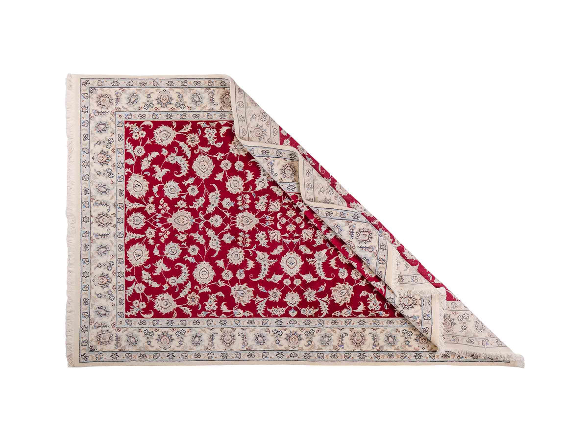 Handgeknüpfter Nain 9La Perserteppich von Khademi aus Wolle mit Seide, signiert, rot-elfenbein-weiß. Persischer Orientteppich mit Allover-Motiv. Von Hand geknüpft in Iran / Persien. Größe: 205 x 136 cm. Teppichnummer: SB3-1087 | Jupiter Intl.