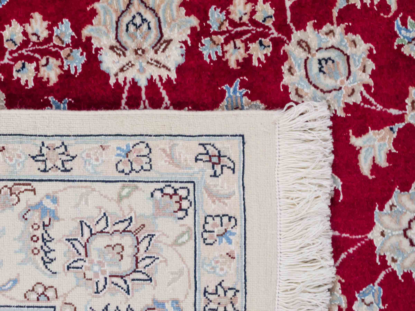 Handgeknüpfter Nain 9La Perserteppich von Khademi aus Wolle mit Seide, signiert, rot-elfenbein-weiß. Persischer Orientteppich mit Allover-Motiv. Von Hand geknüpft in Iran / Persien. Größe: 205 x 136 cm. Teppichnummer: SB3-1087 | Jupiter Intl.