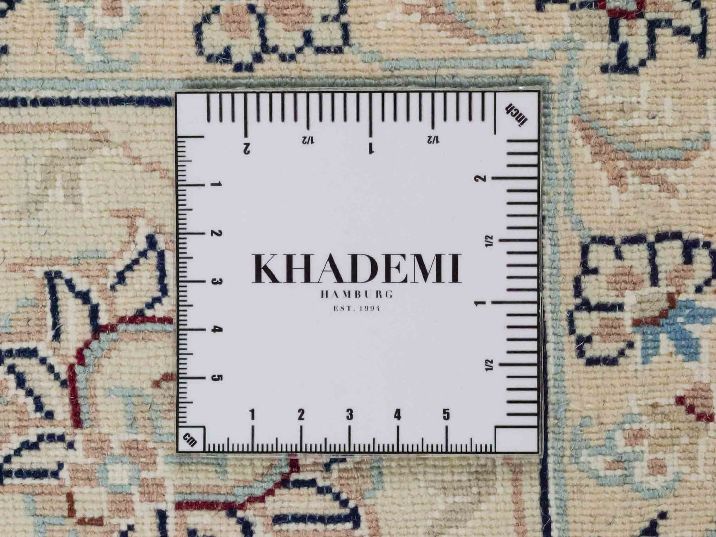 Handgeknüpfter Nain 9La Perserteppich von Khademi aus Wolle mit Seide, signiert, rot-elfenbein-weiß. Persischer Orientteppich mit Allover-Motiv. Von Hand geknüpft in Iran / Persien. Größe: 205 x 136 cm. Teppichnummer: SB3-1087 | Jupiter Intl.