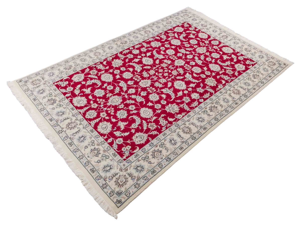 Handgeknüpfter Nain 9La Perserteppich von Khademi aus Wolle mit Seide, signiert, rot-elfenbein-weiß. Persischer Orientteppich mit Allover-Motiv. Von Hand geknüpft in Iran / Persien. Größe: 205 x 136 cm. Teppichnummer: SB3-1087 | Jupiter Intl.