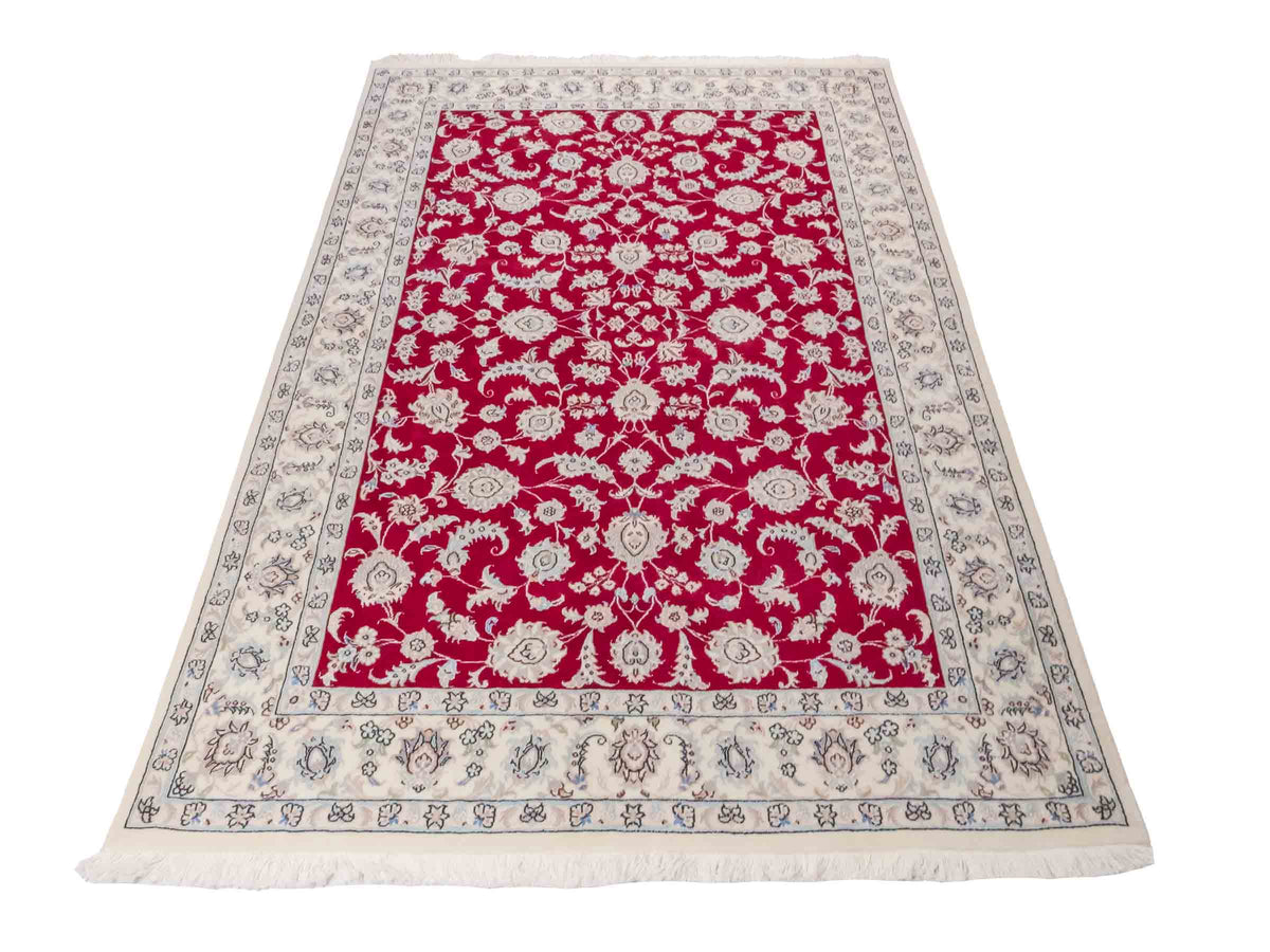 Handgeknüpfter Nain 9La Perserteppich von Khademi aus Wolle mit Seide, signiert, rot-elfenbein-weiß. Persischer Orientteppich mit Allover-Motiv. Von Hand geknüpft in Iran / Persien. Größe: 205 x 136 cm. Teppichnummer: SB3-1087 | Jupiter Intl.