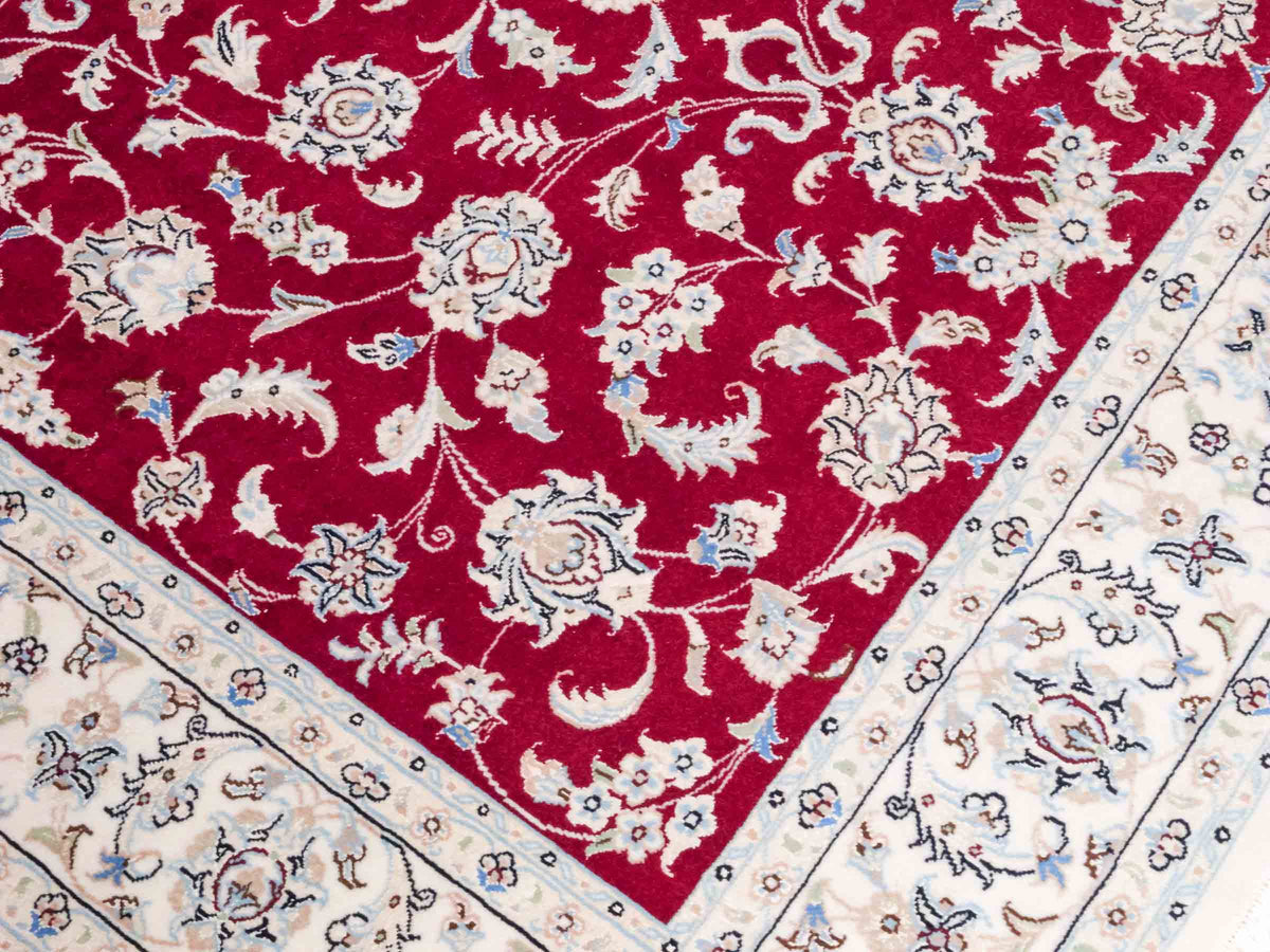 Handgeknüpfter Nain 9La Perserteppich von Khademi aus Wolle mit Seide, signiert, rot-elfenbein-weiß. Persischer Orientteppich mit Allover-Motiv. Von Hand geknüpft in Iran / Persien. Größe: 206 x 138 cm. Teppichnummer: SB3-1088 | Jupiter Intl.