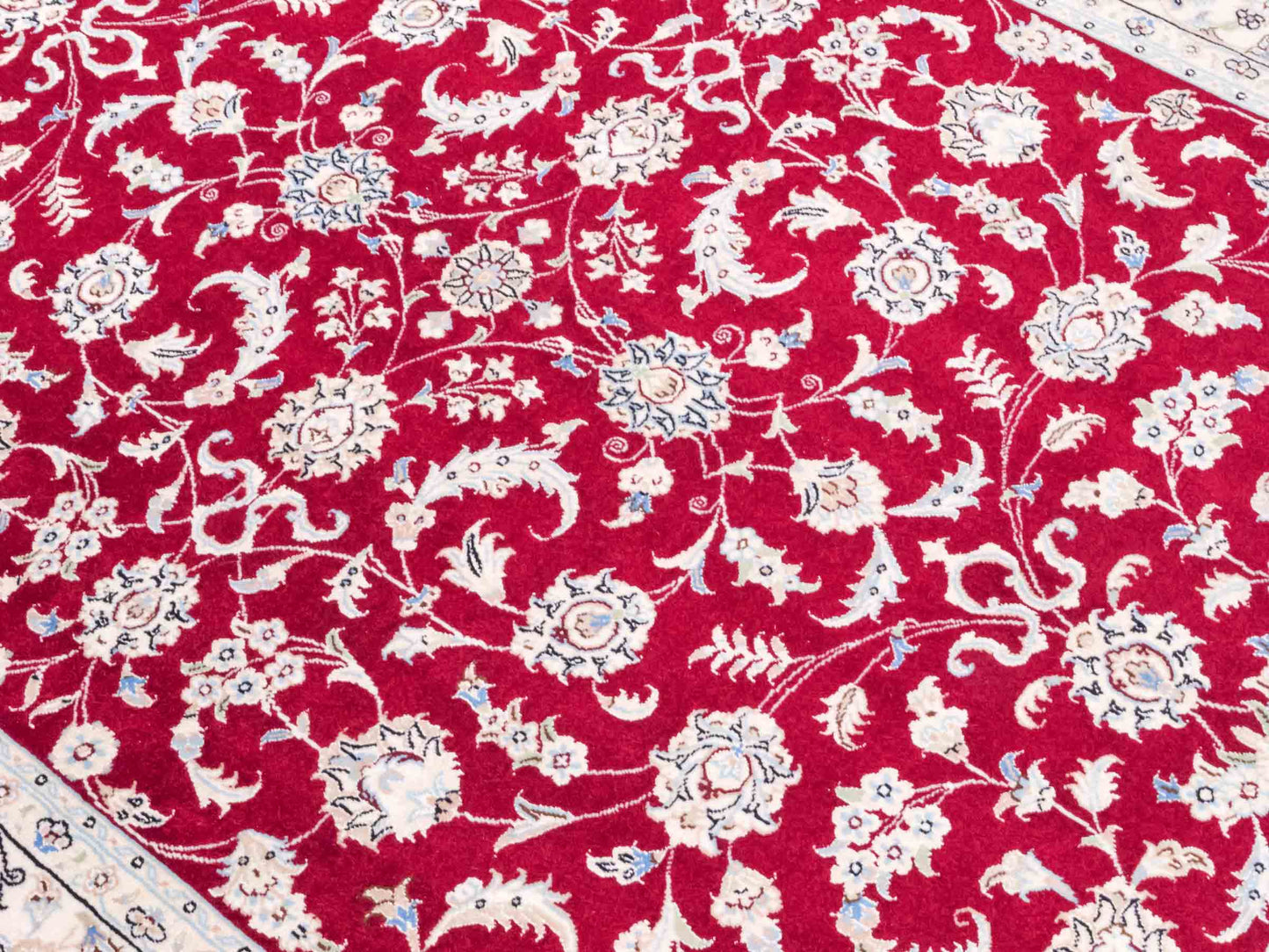 Handgeknüpfter Nain 9La Perserteppich von Khademi aus Wolle mit Seide, signiert, rot-elfenbein-weiß. Persischer Orientteppich mit Allover-Motiv. Von Hand geknüpft in Iran / Persien. Größe: 206 x 138 cm. Teppichnummer: SB3-1088 | Jupiter Intl.